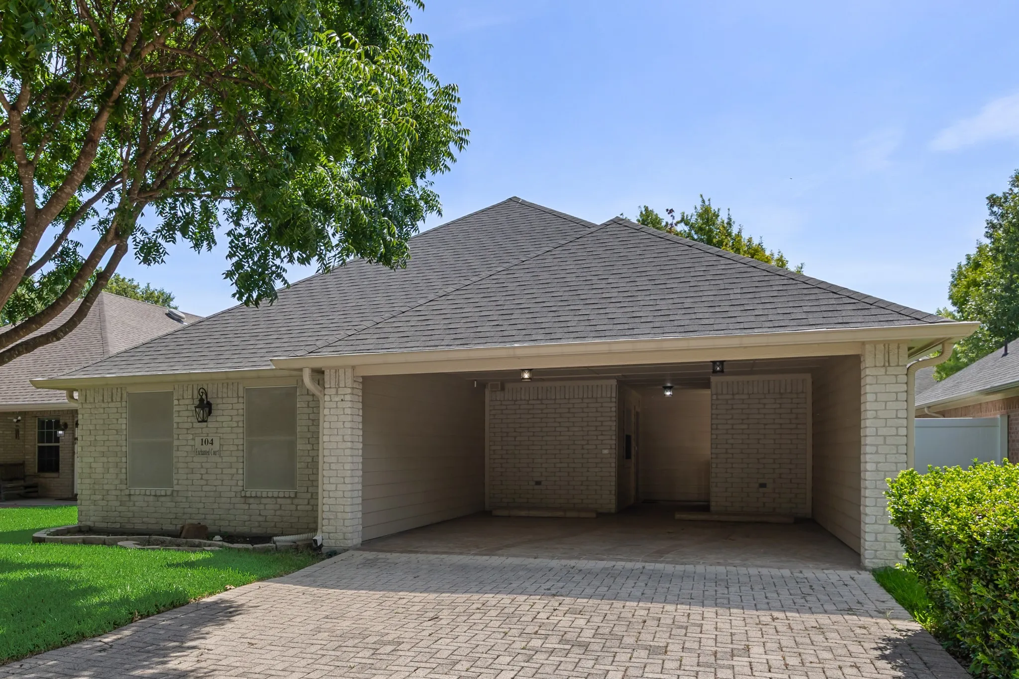 Single Family Residence For Sale in Ellis County , 104 Enchanted Court, Red Oak, Texas 75154, 2 Bedroom, 2 Bathroom, Garage spaces, 1,727 Sqft, built in 2003, mls#21347878, Real Estate Agent in Red Oak, Homes For Sale in Ellis county, Homes For Sale in Red Oak, Realtor in Red Oak Texas, Real Estate Brokerage Independent Realty Texas, Luminita Cordes Realtor