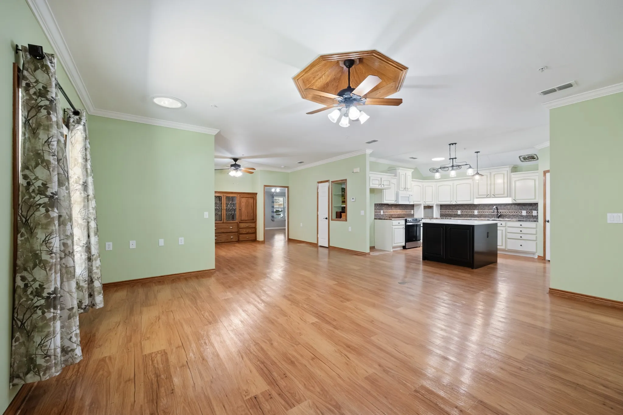 Single Family Residence For Sale in Ellis County , 104 Enchanted Court, Red Oak, Texas 75154, 2 Bedroom, 2 Bathroom, Garage spaces, 1,727 Sqft, built in 2003, mls#21347878, Real Estate Agent in Red Oak, Homes For Sale in Ellis county, Homes For Sale in Red Oak, Realtor in Red Oak Texas, Real Estate Brokerage Independent Realty Texas, Luminita Cordes Realtor