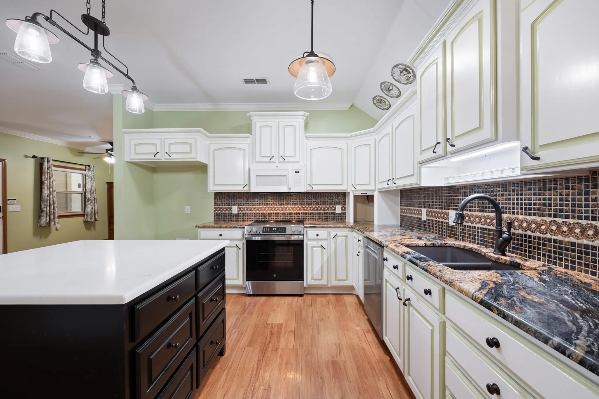 Single Family Residence For Sale in Ellis County , 104 Enchanted Court, Red Oak, Texas 75154, 2 Bedroom, 2 Bathroom, Garage spaces, 1,727 Sqft, built in 2003, mls#21347878, Real Estate Agent in Red Oak, Homes For Sale in Ellis county, Homes For Sale in Red Oak, Realtor in Red Oak Texas, Real Estate Brokerage Independent Realty Texas, Luminita Cordes Realtor