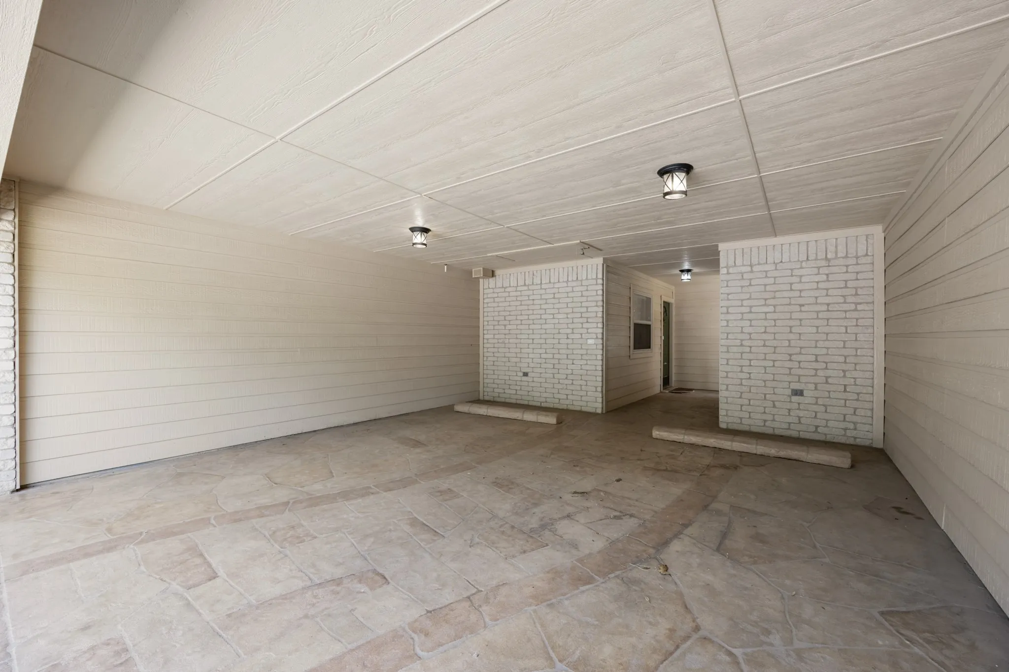 Single Family Residence For Sale in Ellis County , 104 Enchanted Court, Red Oak, Texas 75154, 2 Bedroom, 2 Bathroom, Garage spaces, 1,727 Sqft, built in 2003, mls#21347878, Real Estate Agent in Red Oak, Homes For Sale in Ellis county, Homes For Sale in Red Oak, Realtor in Red Oak Texas, Real Estate Brokerage Independent Realty Texas, Luminita Cordes Realtor