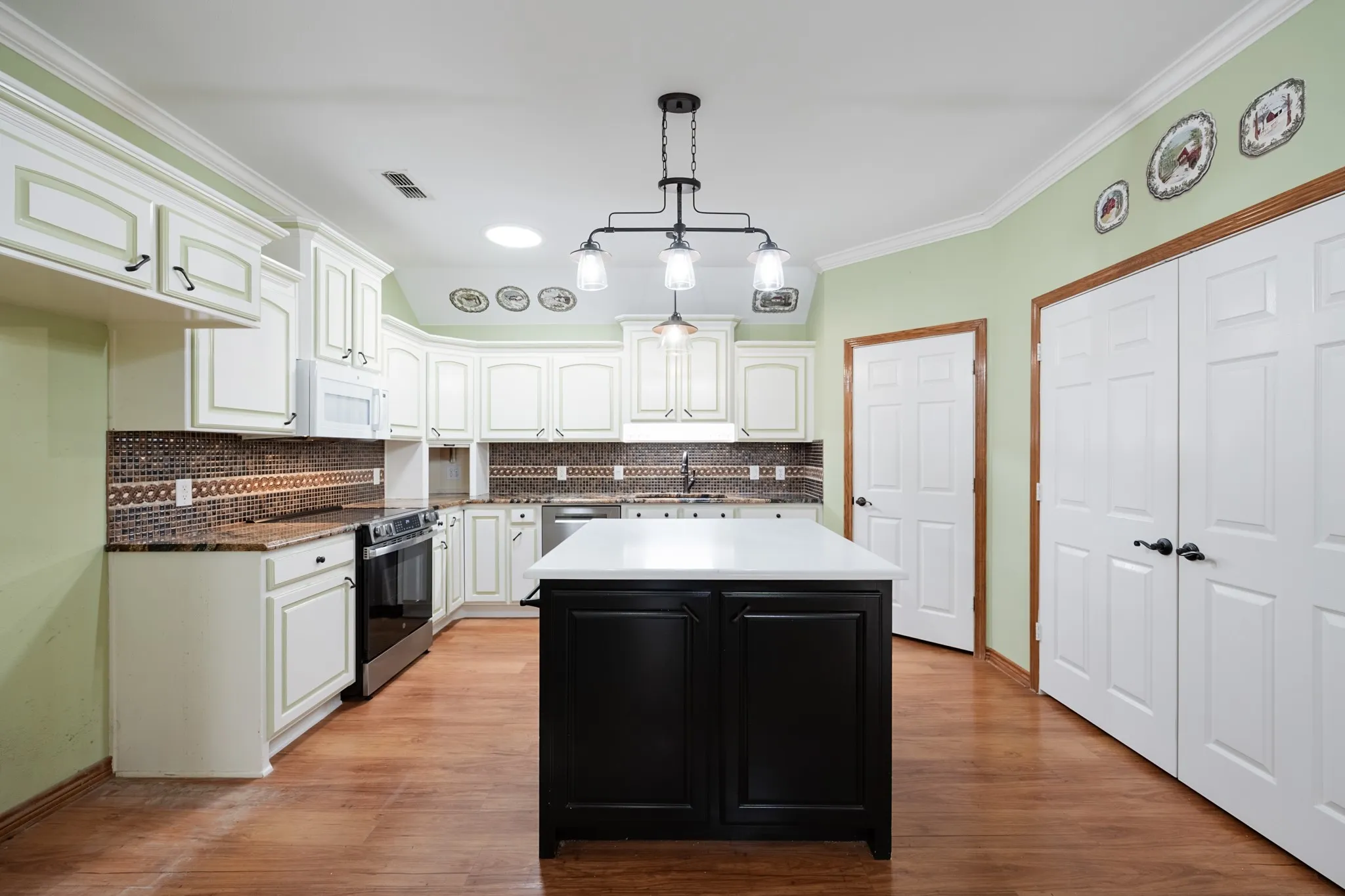 Single Family Residence For Sale in Ellis County , 104 Enchanted Court, Red Oak, Texas 75154, 2 Bedroom, 2 Bathroom, Garage spaces, 1,727 Sqft, built in 2003, mls#21347878, Real Estate Agent in Red Oak, Homes For Sale in Ellis county, Homes For Sale in Red Oak, Realtor in Red Oak Texas, Real Estate Brokerage Independent Realty Texas, Luminita Cordes Realtor