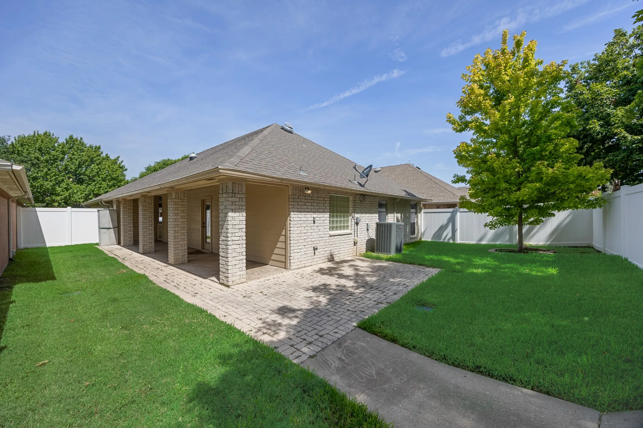 Single Family Residence For Sale in Ellis County , 104 Enchanted Court, Red Oak, Texas 75154, 2 Bedroom, 2 Bathroom, Garage spaces, 1,727 Sqft, built in 2003, mls#21347878, Real Estate Agent in Red Oak, Homes For Sale in Ellis county, Homes For Sale in Red Oak, Realtor in Red Oak Texas, Real Estate Brokerage Independent Realty Texas, Luminita Cordes Realtor