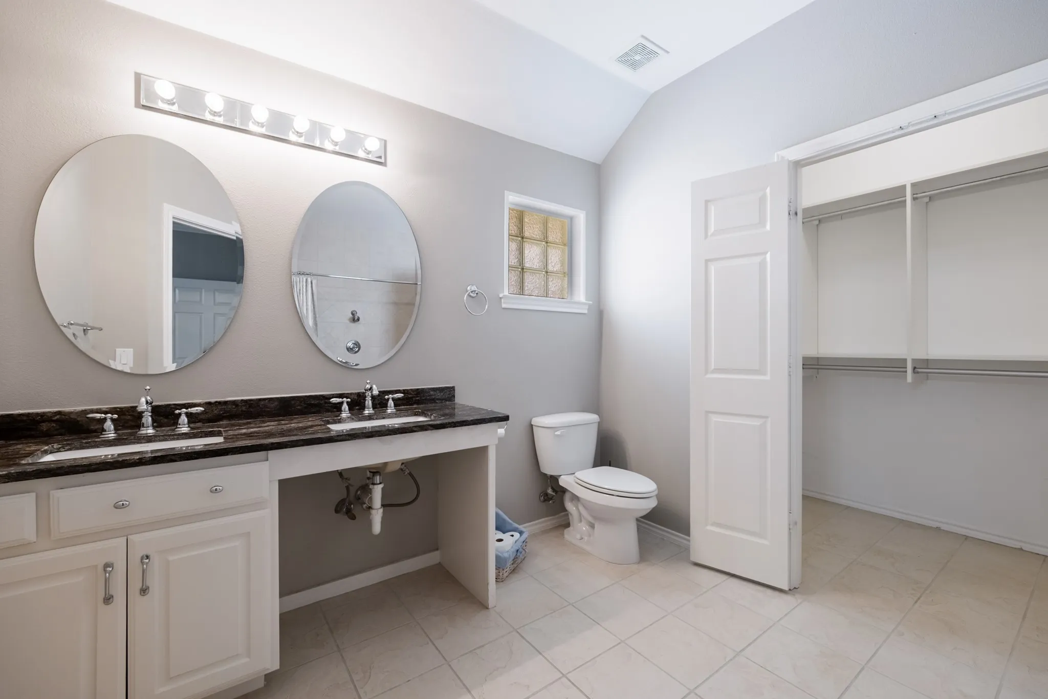 Single Family Residence For Sale in Ellis County , 104 Enchanted Court, Red Oak, Texas 75154, 2 Bedroom, 2 Bathroom, Garage spaces, 1,727 Sqft, built in 2003, mls#21347878, Real Estate Agent in Red Oak, Homes For Sale in Ellis county, Homes For Sale in Red Oak, Realtor in Red Oak Texas, Real Estate Brokerage Independent Realty Texas, Luminita Cordes Realtor