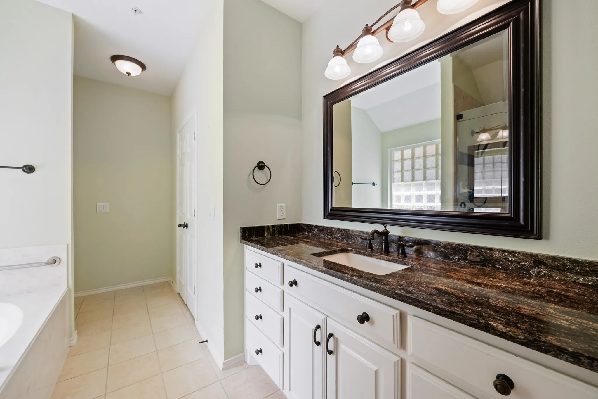 Single Family Residence For Sale in Ellis County , 104 Enchanted Court, Red Oak, Texas 75154, 2 Bedroom, 2 Bathroom, Garage spaces, 1,727 Sqft, built in 2003, mls#21347878, Real Estate Agent in Red Oak, Homes For Sale in Ellis county, Homes For Sale in Red Oak, Realtor in Red Oak Texas, Real Estate Brokerage Independent Realty Texas, Luminita Cordes Realtor