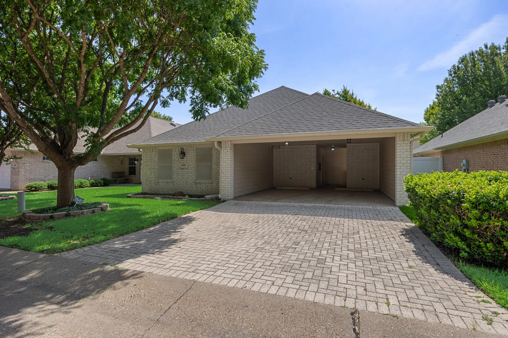 Single Family Residence For Sale in Ellis County , 104 Enchanted Court, Red Oak, Texas 75154, 2 Bedroom, 2 Bathroom, Garage spaces, 1,727 Sqft, built in 2003, mls#21347878, Real Estate Agent in Red Oak, Homes For Sale in Ellis county, Homes For Sale in Red Oak, Realtor in Red Oak Texas, Real Estate Brokerage Independent Realty Texas, Luminita Cordes Realtor