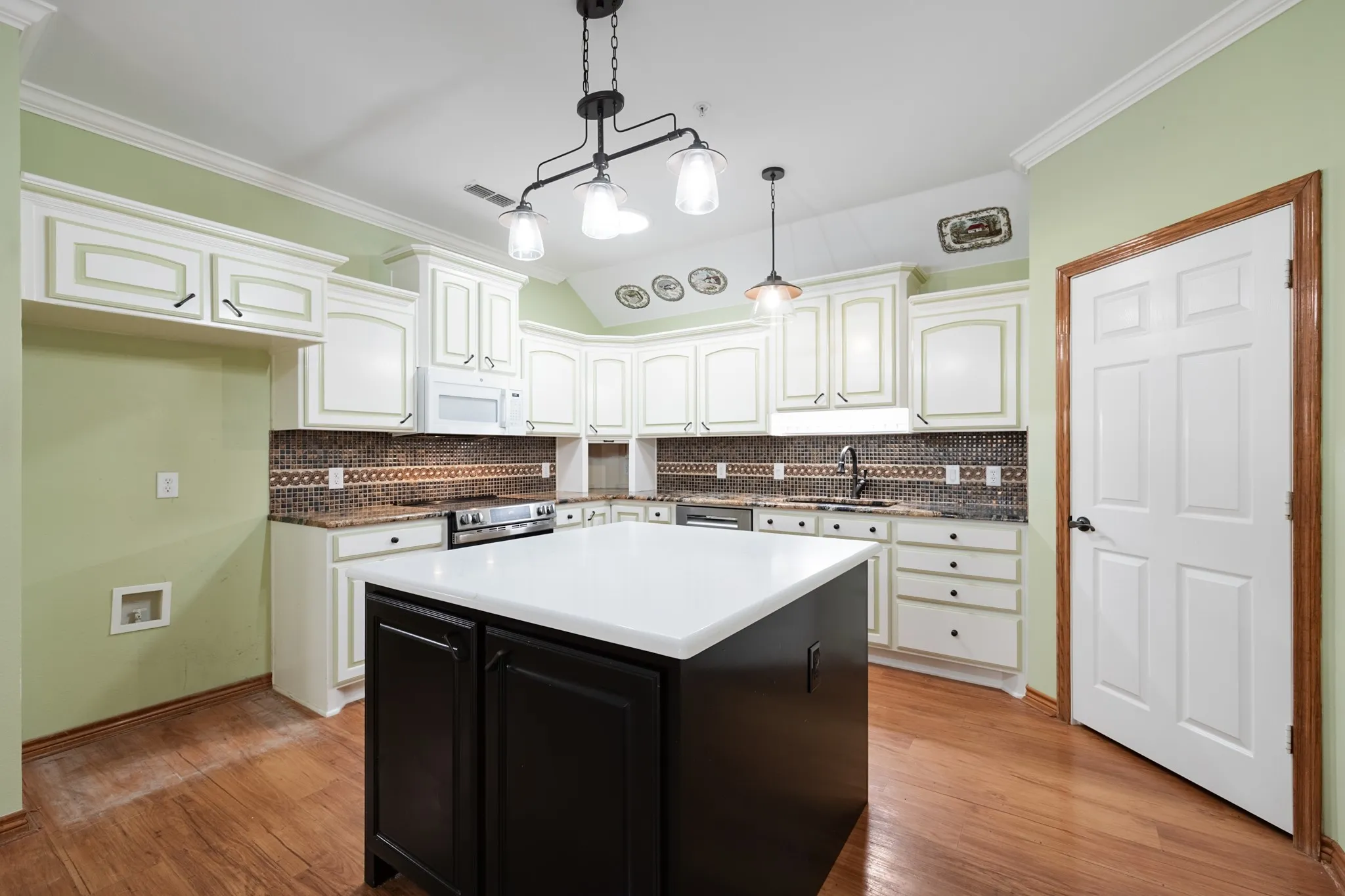 Single Family Residence For Sale in Ellis County , 104 Enchanted Court, Red Oak, Texas 75154, 2 Bedroom, 2 Bathroom, Garage spaces, 1,727 Sqft, built in 2003, mls#21347878, Real Estate Agent in Red Oak, Homes For Sale in Ellis county, Homes For Sale in Red Oak, Realtor in Red Oak Texas, Real Estate Brokerage Independent Realty Texas, Luminita Cordes Realtor