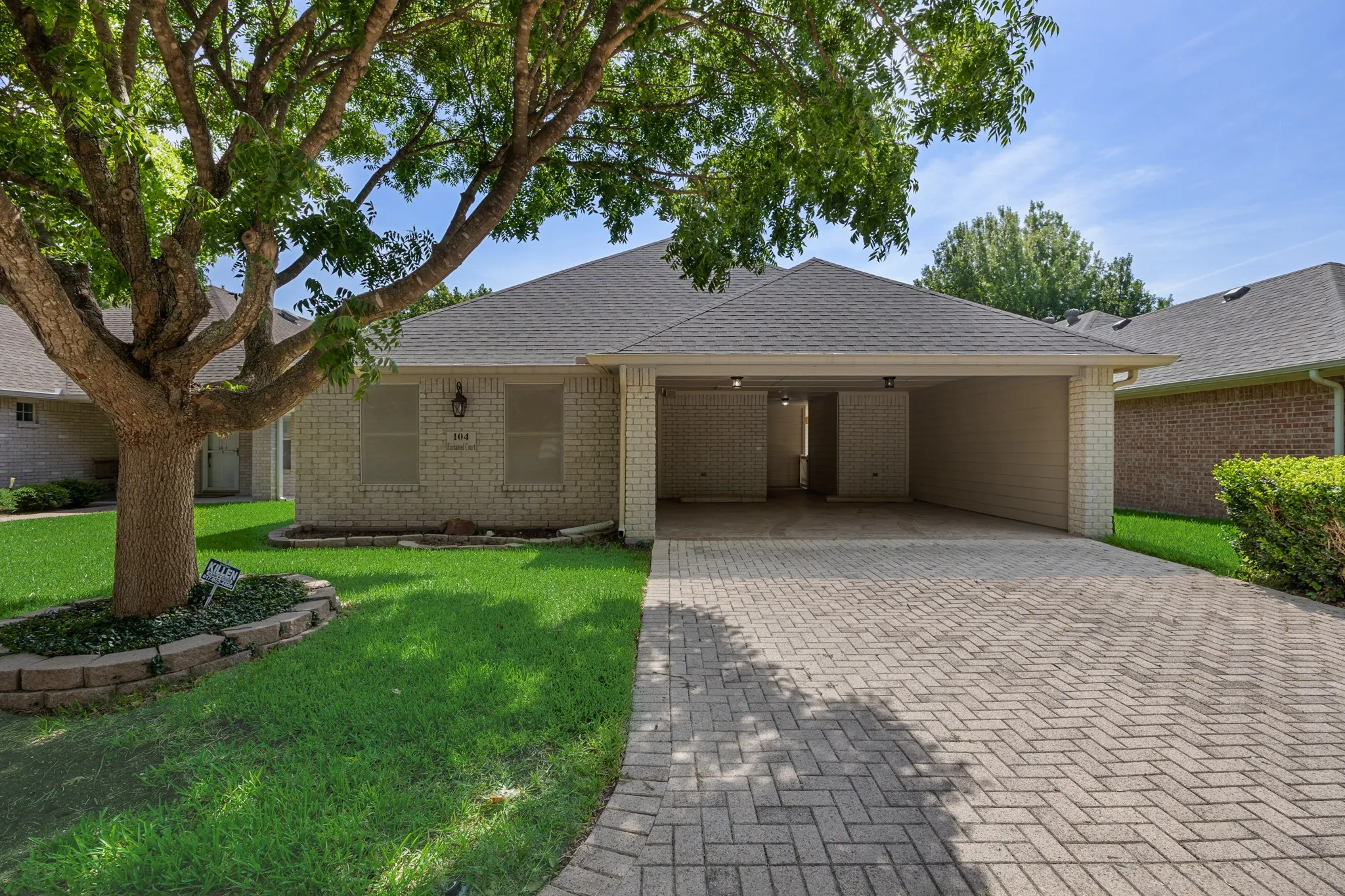 Single Family Residence For Sale in Ellis County , 104 Enchanted Court, Red Oak, Texas 75154, 2 Bedroom, 2 Bathroom, Garage spaces, 1,727 Sqft, built in 2003, mls#21347878, Real Estate Agent in Red Oak, Homes For Sale in Ellis county, Homes For Sale in Red Oak, Realtor in Red Oak Texas, Real Estate Brokerage Independent Realty Texas, Luminita Cordes Realtor