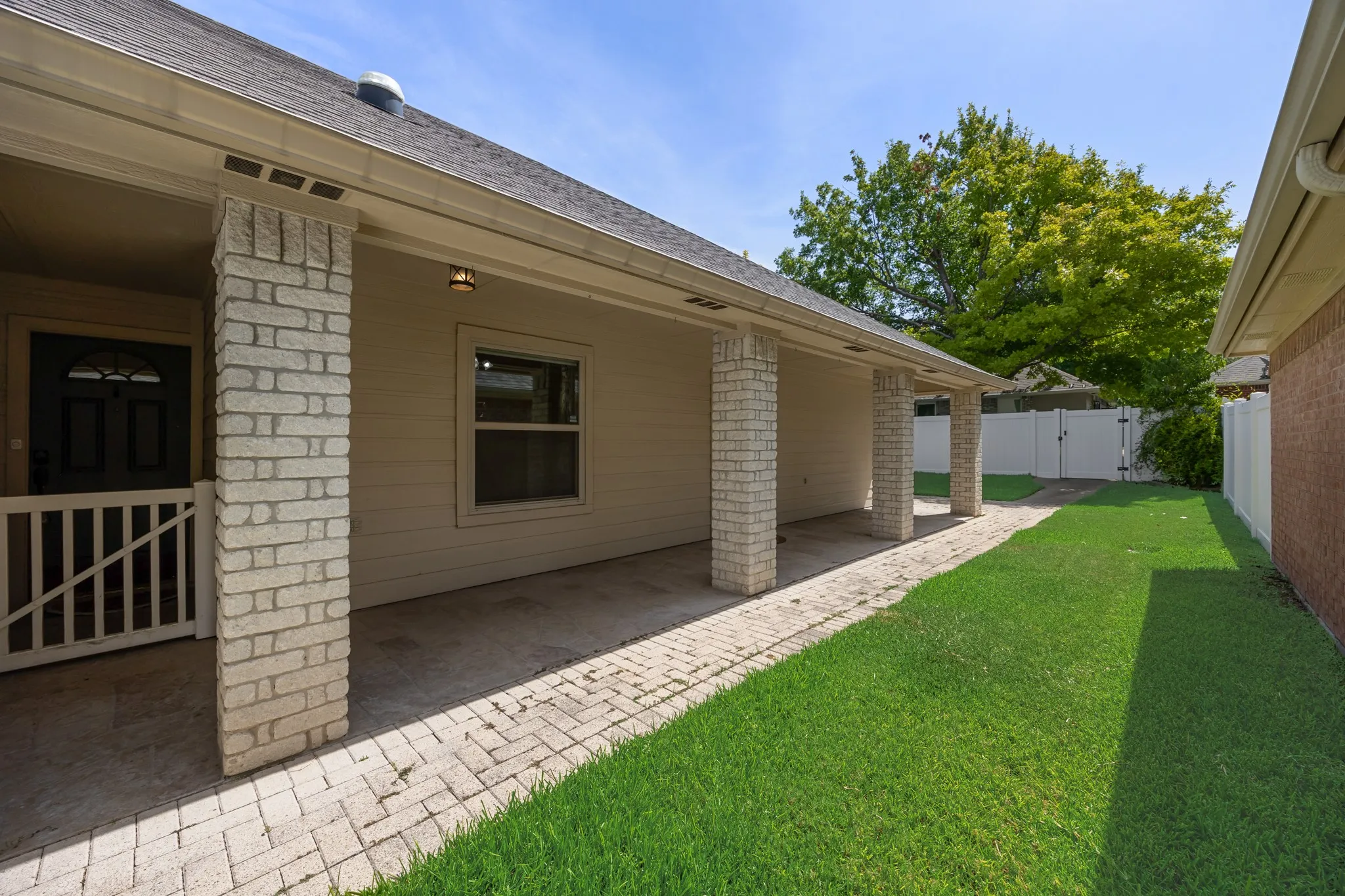 Single Family Residence For Sale in Ellis County , 104 Enchanted Court, Red Oak, Texas 75154, 2 Bedroom, 2 Bathroom, Garage spaces, 1,727 Sqft, built in 2003, mls#21347878, Real Estate Agent in Red Oak, Homes For Sale in Ellis county, Homes For Sale in Red Oak, Realtor in Red Oak Texas, Real Estate Brokerage Independent Realty Texas, Luminita Cordes Realtor