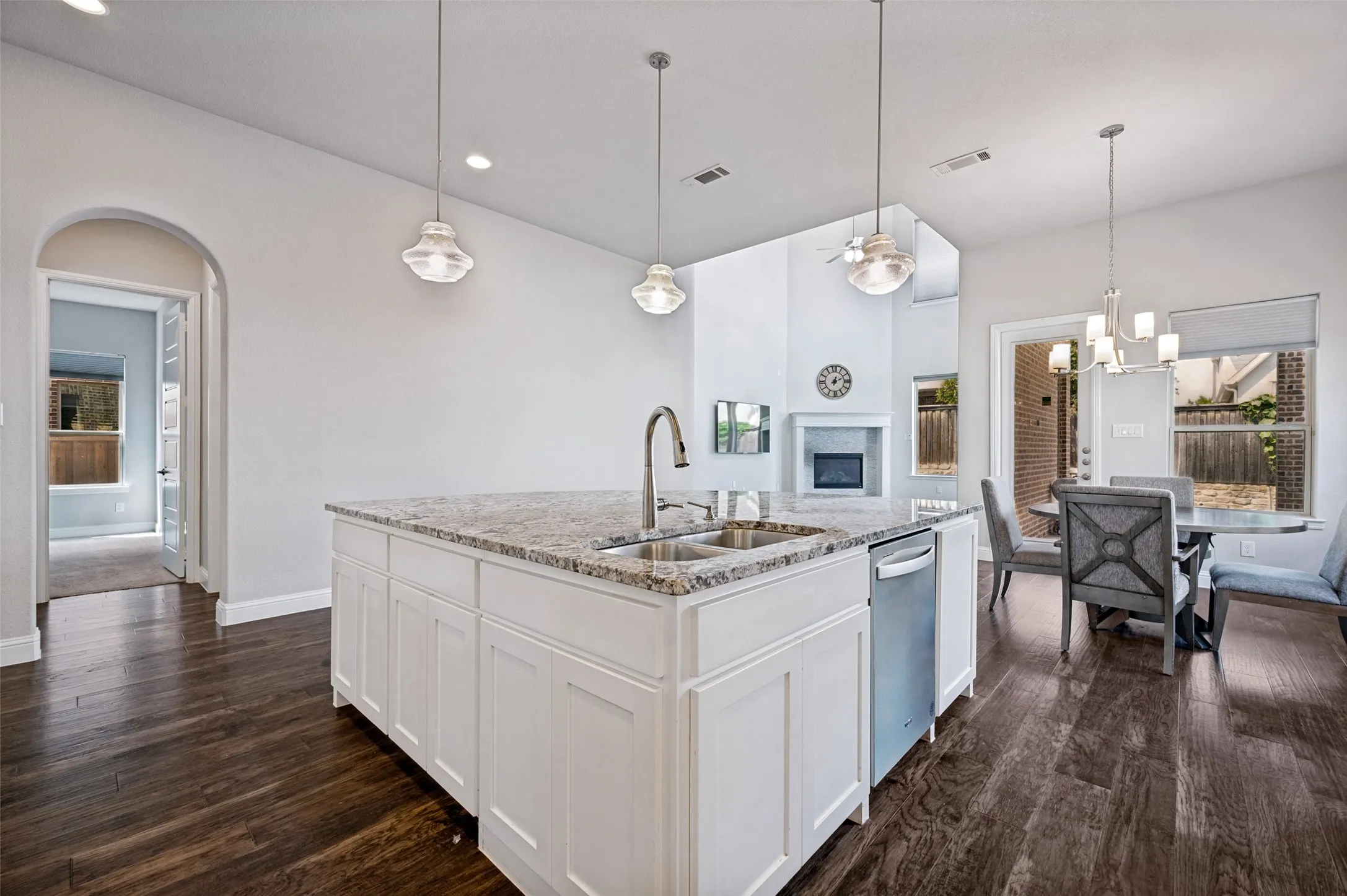 Single Family Residence For Sale in Denton County , 764 Thoroughbred Avenue, Frisco, Texas 75036, 4 Bedroom, 5 Bathroom, 2 Garage spaces, 3,587 Sqft, built in 2017, mls#21350635, Real Estate Agent in Frisco, Homes For Sale in Denton county, Homes For Sale in Frisco, Realtor in Frisco Texas, Real Estate Brokerage Independent Realty Texas, Luminita Cordes Realtor