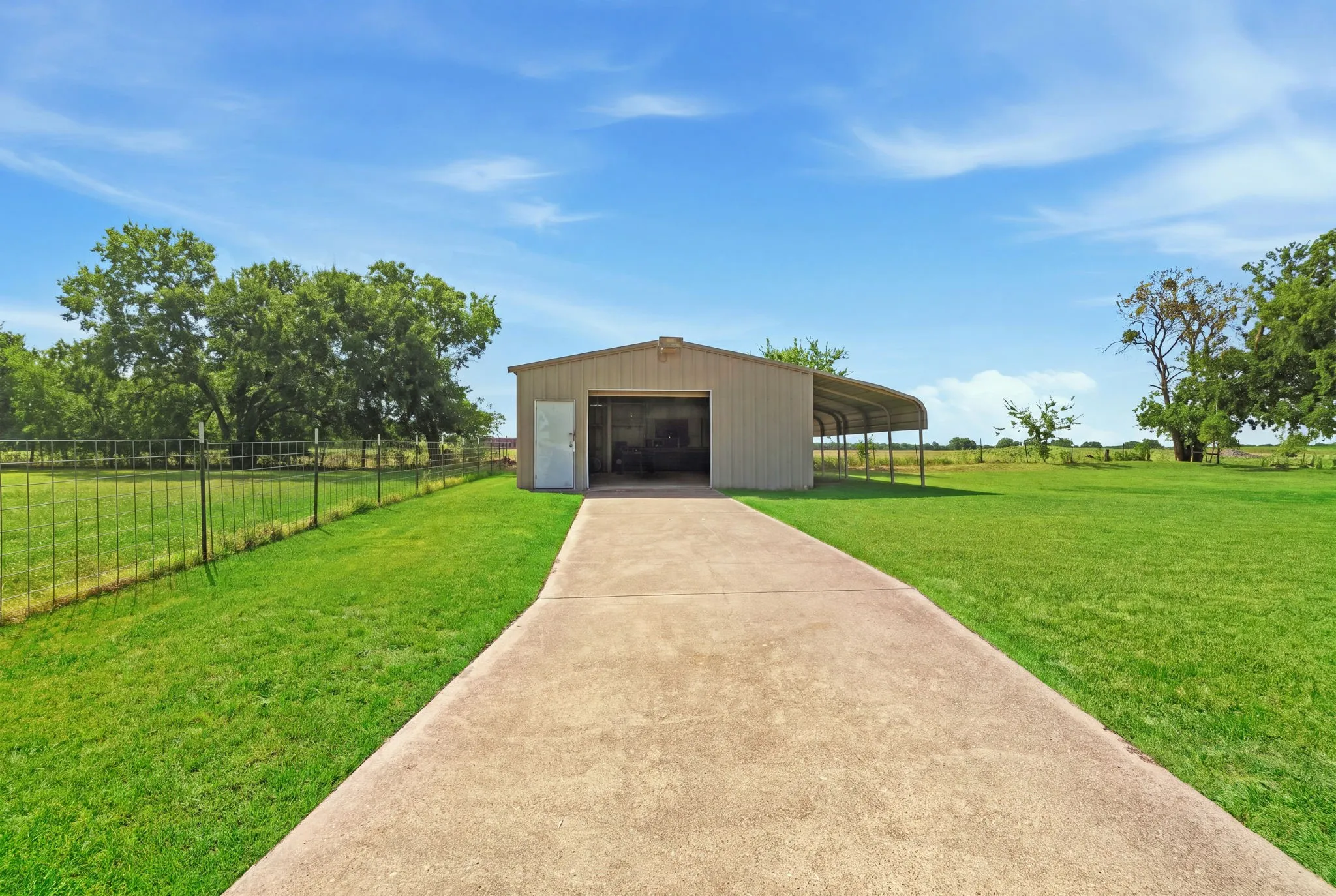 Single Family Residence For Sale in Rockwall County , 191 Klutts Drive, Mclendon Chisholm, Texas 75032, 3 Bedroom, 2 Bathroom, 2 Garage spaces, 1,791 Sqft, built in 1987, mls#21347911, Real Estate Agent in Mclendon Chisholm, Homes For Sale in Rockwall county, Homes For Sale in Mclendon Chisholm, Realtor in Mclendon Chisholm Texas, Real Estate Brokerage Independent Realty Texas, Luminita Cordes Realtor