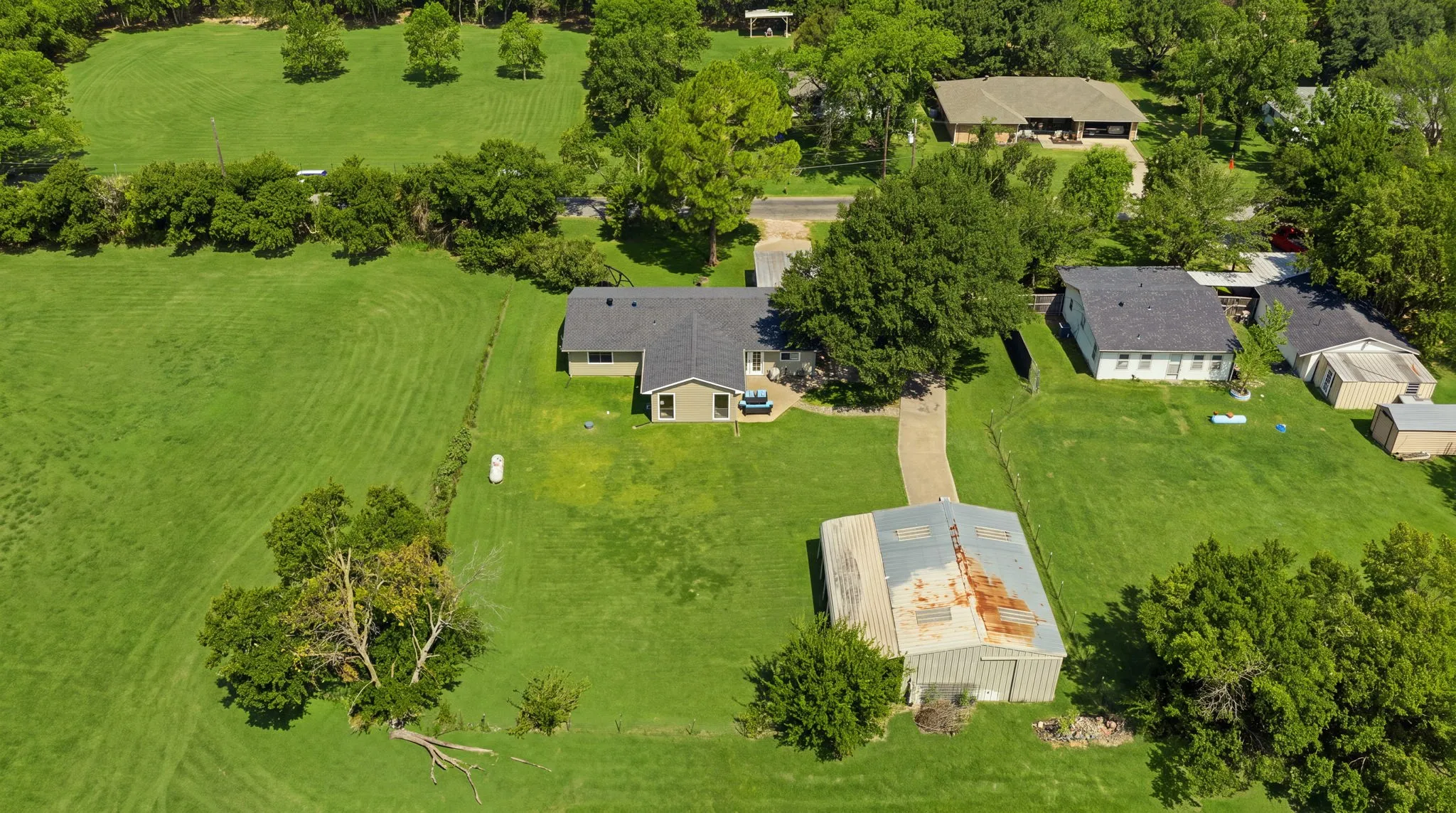 Single Family Residence For Sale in Rockwall County , 191 Klutts Drive, Mclendon Chisholm, Texas 75032, 3 Bedroom, 2 Bathroom, 2 Garage spaces, 1,791 Sqft, built in 1987, mls#21347911, Real Estate Agent in Mclendon Chisholm, Homes For Sale in Rockwall county, Homes For Sale in Mclendon Chisholm, Realtor in Mclendon Chisholm Texas, Real Estate Brokerage Independent Realty Texas, Luminita Cordes Realtor