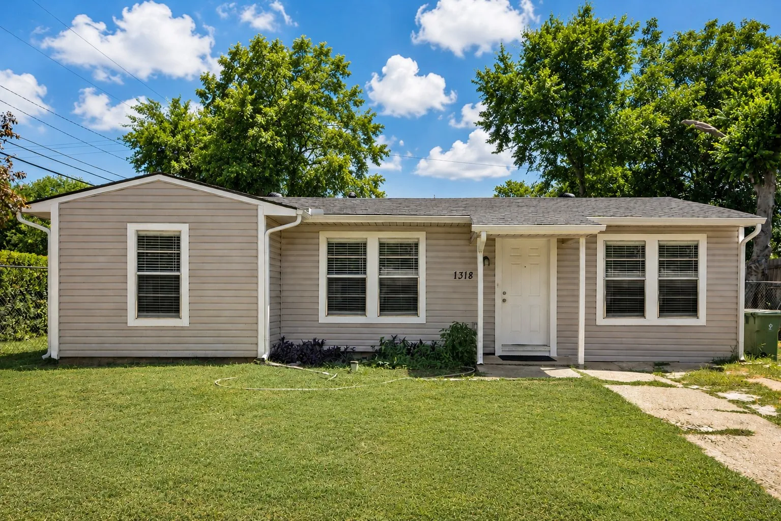 Single Family Residence For Sale in Tarrant County , 1318 Raines Street, Arlington, Texas 76010, 3 Bedroom, 1 Bathroom, Garage spaces, 1,392 Sqft, built in 1957, mls#21350712, Real Estate Agent in Arlington, Homes For Sale in Tarrant county, Homes For Sale in Arlington, Realtor in Arlington Texas, Real Estate Brokerage Independent Realty Texas, Luminita Cordes Realtor