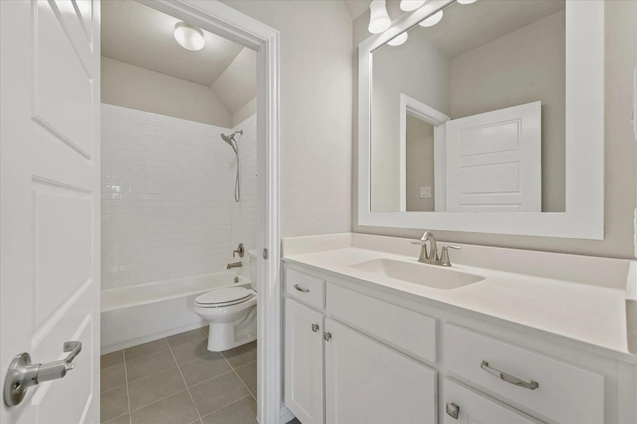 4th bath upstairs:Jack and Jill bath between two of the upper rooms with this ensuite bath.
