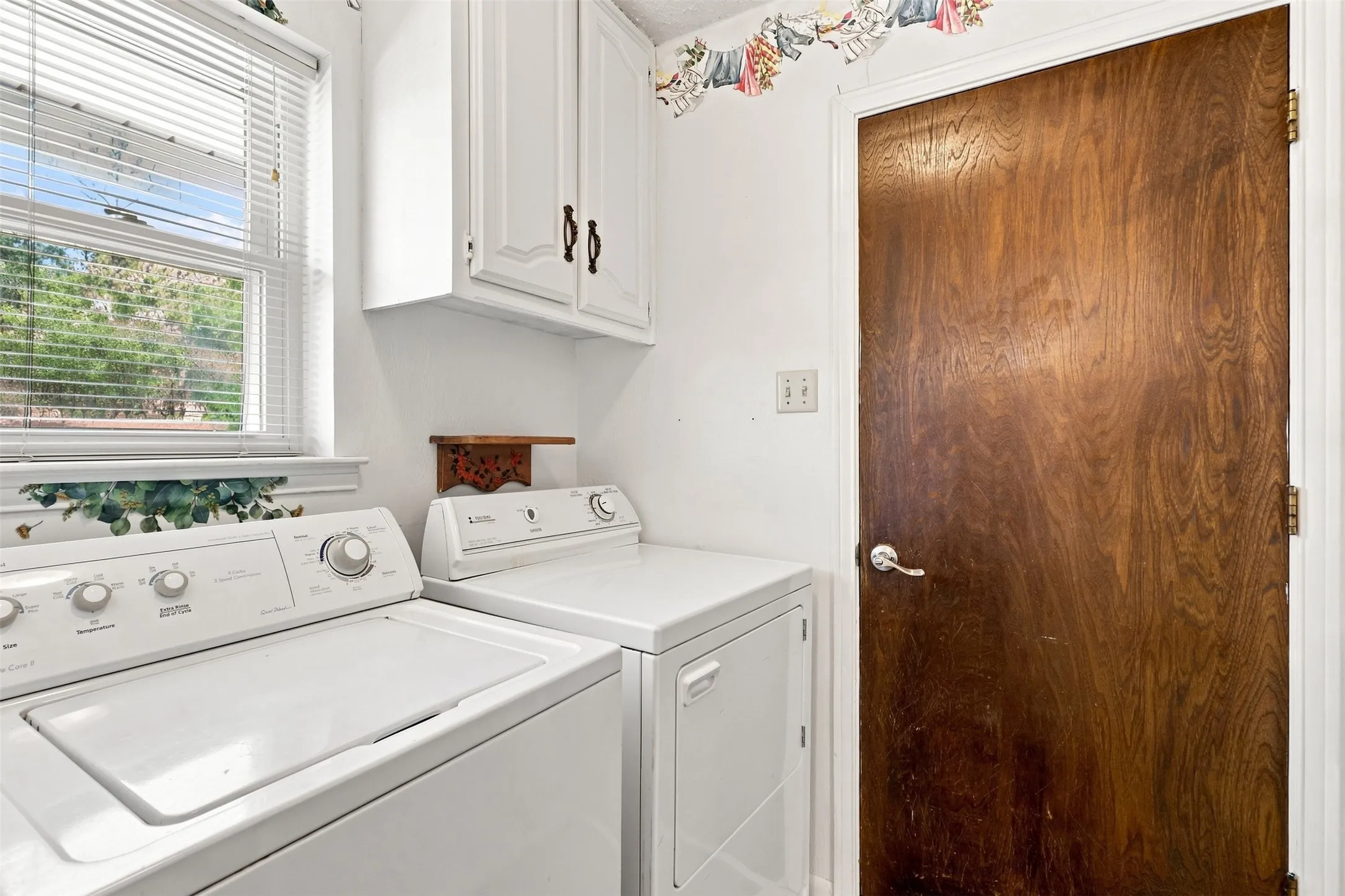Single Family Residence For Sale in Dallas County , 1718 Merrimac Trail, Garland, Texas 75043, 3 Bedroom, 3 Bathroom, 2 Garage spaces, 2,356 Sqft, built in 1975, mls#21348832, Real Estate Agent in Garland, Homes For Sale in Dallas county, Homes For Sale in Garland, Realtor in Garland Texas, Real Estate Brokerage Independent Realty Texas, Luminita Cordes Realtor
