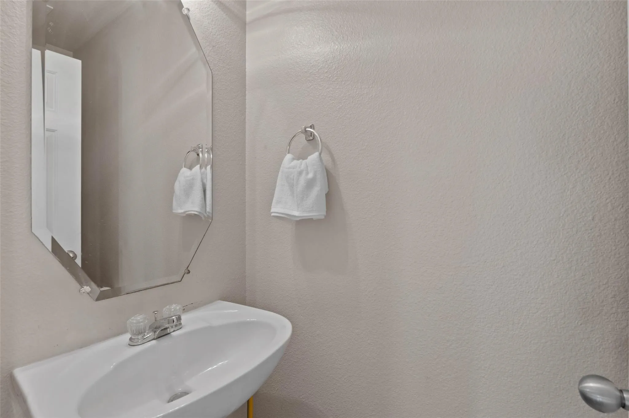 Townhouse For Rent in Denton County , 2700 Club Ridge Drive 17, Lewisville, Texas 75067, 3 Bedroom, 3 Bathroom, 2 Garage spaces, 1,750 Sqft, built in 2007, mls#21350760, Real Estate Agent in Lewisville, Homes For Rent in Denton county, Homes For Rent in Lewisville, Realtor in Lewisville Texas, Real Estate Brokerage Independent Realty Texas, Luminita Cordes Realtor