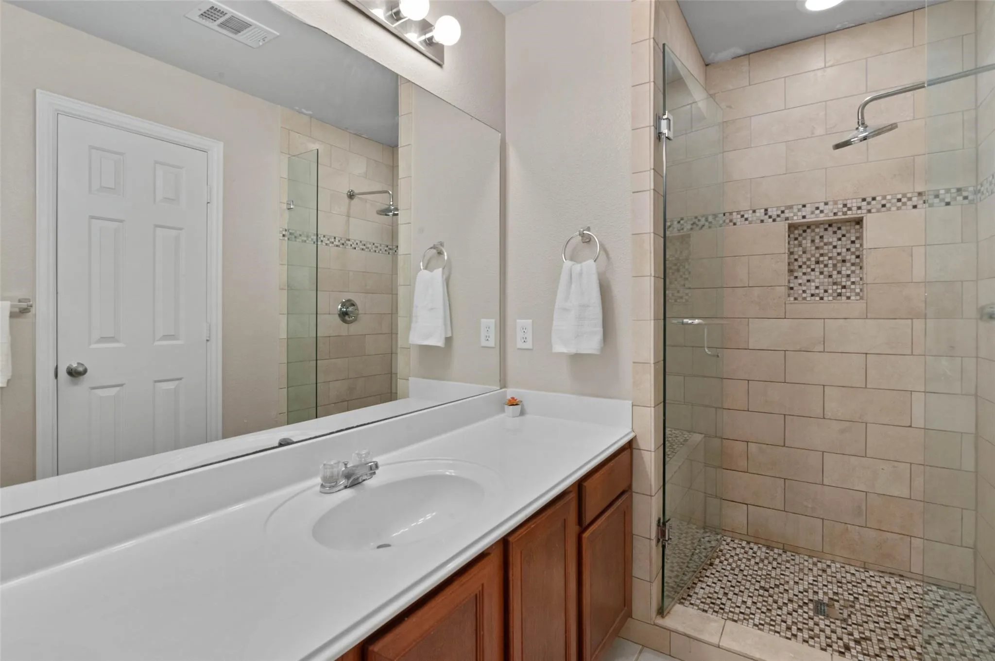 Townhouse For Rent in Denton County , 2700 Club Ridge Drive 17, Lewisville, Texas 75067, 3 Bedroom, 3 Bathroom, 2 Garage spaces, 1,750 Sqft, built in 2007, mls#21350760, Real Estate Agent in Lewisville, Homes For Rent in Denton county, Homes For Rent in Lewisville, Realtor in Lewisville Texas, Real Estate Brokerage Independent Realty Texas, Luminita Cordes Realtor