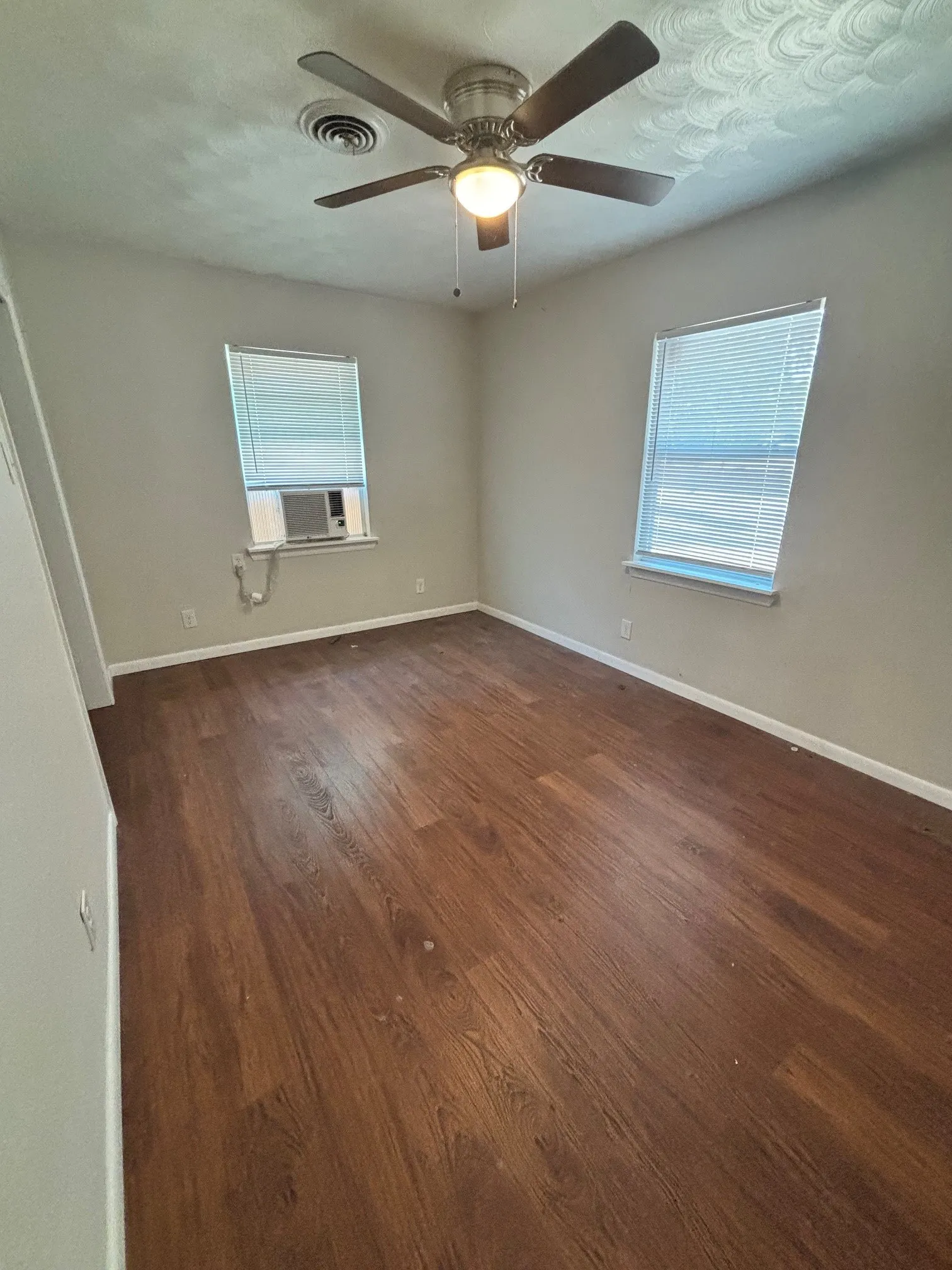Single Family Residence For Sale in Denton County , 1204 Stuart Road, Denton, Texas 76209, 3 Bedroom, 1 Bathroom, 1 Garage spaces, 1,117 Sqft, built in 1959, mls#21341320, Real Estate Agent in Denton, Homes For Sale in Denton county, Homes For Sale in Denton, Realtor in Denton Texas, Real Estate Brokerage Independent Realty Texas, Luminita Cordes Realtor