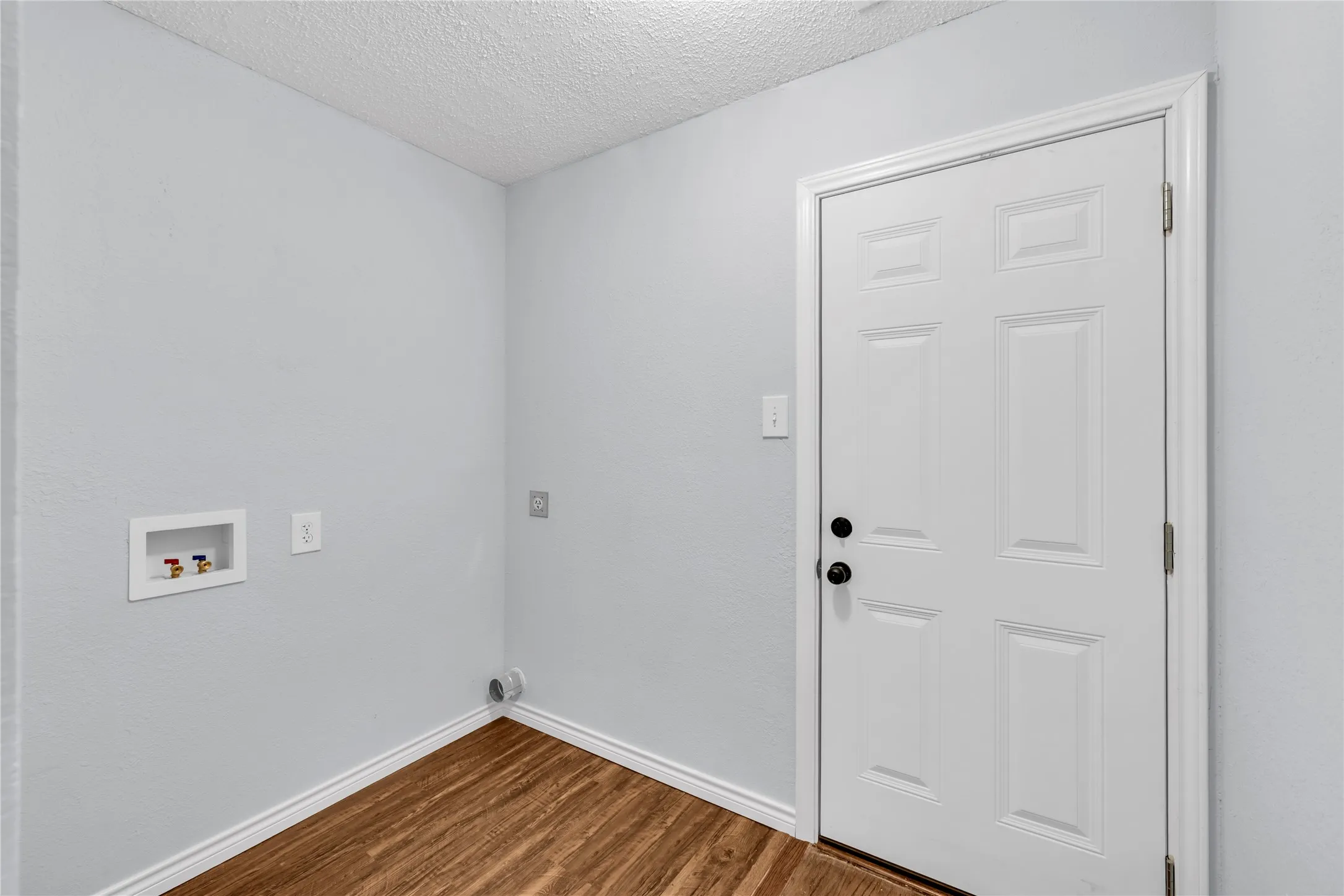 Townhouse For Rent in Rockwall County , 3109 Lakeside Drive, Rockwall, Texas 75087, 2 Bedroom, 2 Bathroom, 1 Garage spaces, 1,780 Sqft, built in 1976, mls#21350752, Real Estate Agent in Rockwall, Homes For Rent in Rockwall county, Homes For Rent in Rockwall, Realtor in Rockwall Texas, Real Estate Brokerage Independent Realty Texas, Luminita Cordes Realtor