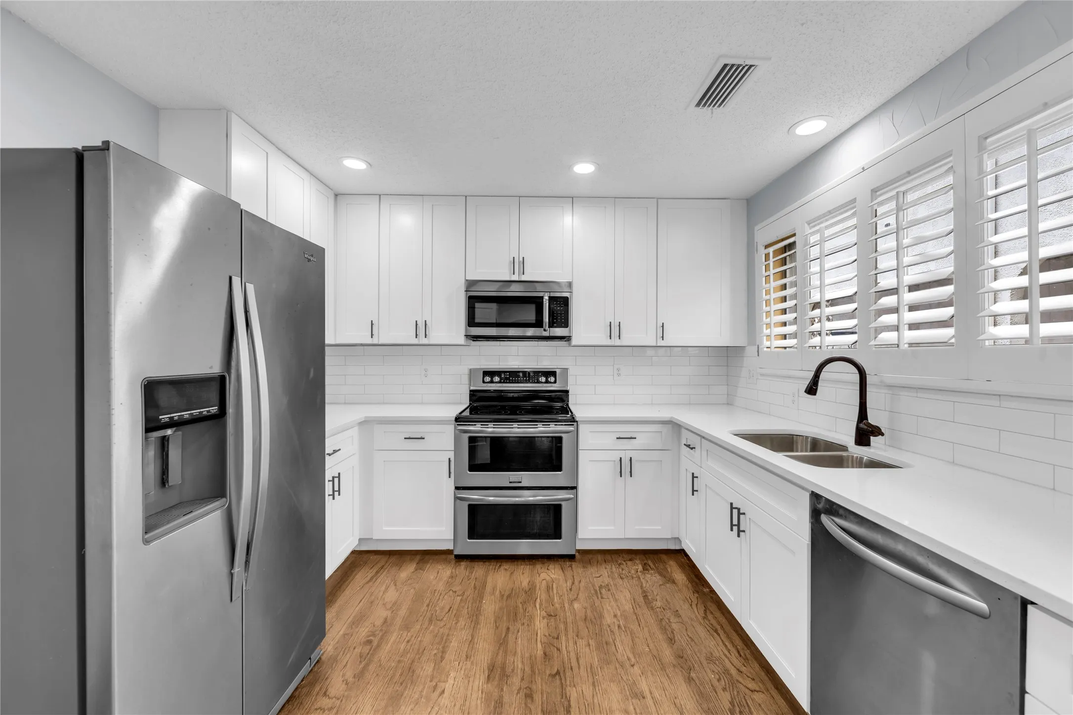 Townhouse For Rent in Rockwall County , 3109 Lakeside Drive, Rockwall, Texas 75087, 2 Bedroom, 2 Bathroom, 1 Garage spaces, 1,780 Sqft, built in 1976, mls#21350752, Real Estate Agent in Rockwall, Homes For Rent in Rockwall county, Homes For Rent in Rockwall, Realtor in Rockwall Texas, Real Estate Brokerage Independent Realty Texas, Luminita Cordes Realtor