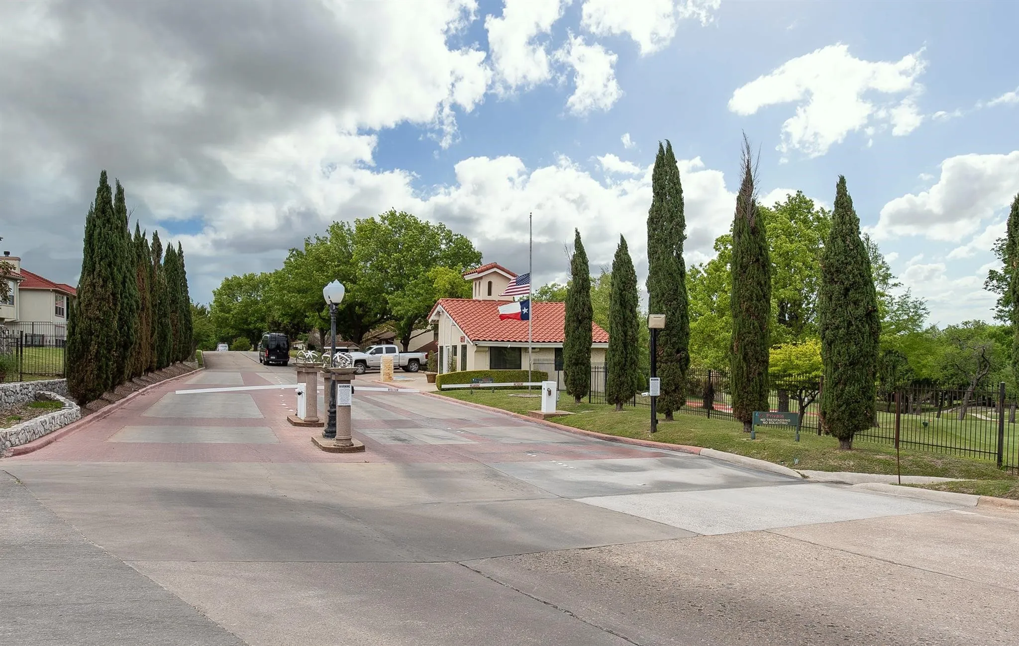 Townhouse For Rent in Rockwall County , 3109 Lakeside Drive, Rockwall, Texas 75087, 2 Bedroom, 2 Bathroom, 1 Garage spaces, 1,780 Sqft, built in 1976, mls#21350752, Real Estate Agent in Rockwall, Homes For Rent in Rockwall county, Homes For Rent in Rockwall, Realtor in Rockwall Texas, Real Estate Brokerage Independent Realty Texas, Luminita Cordes Realtor