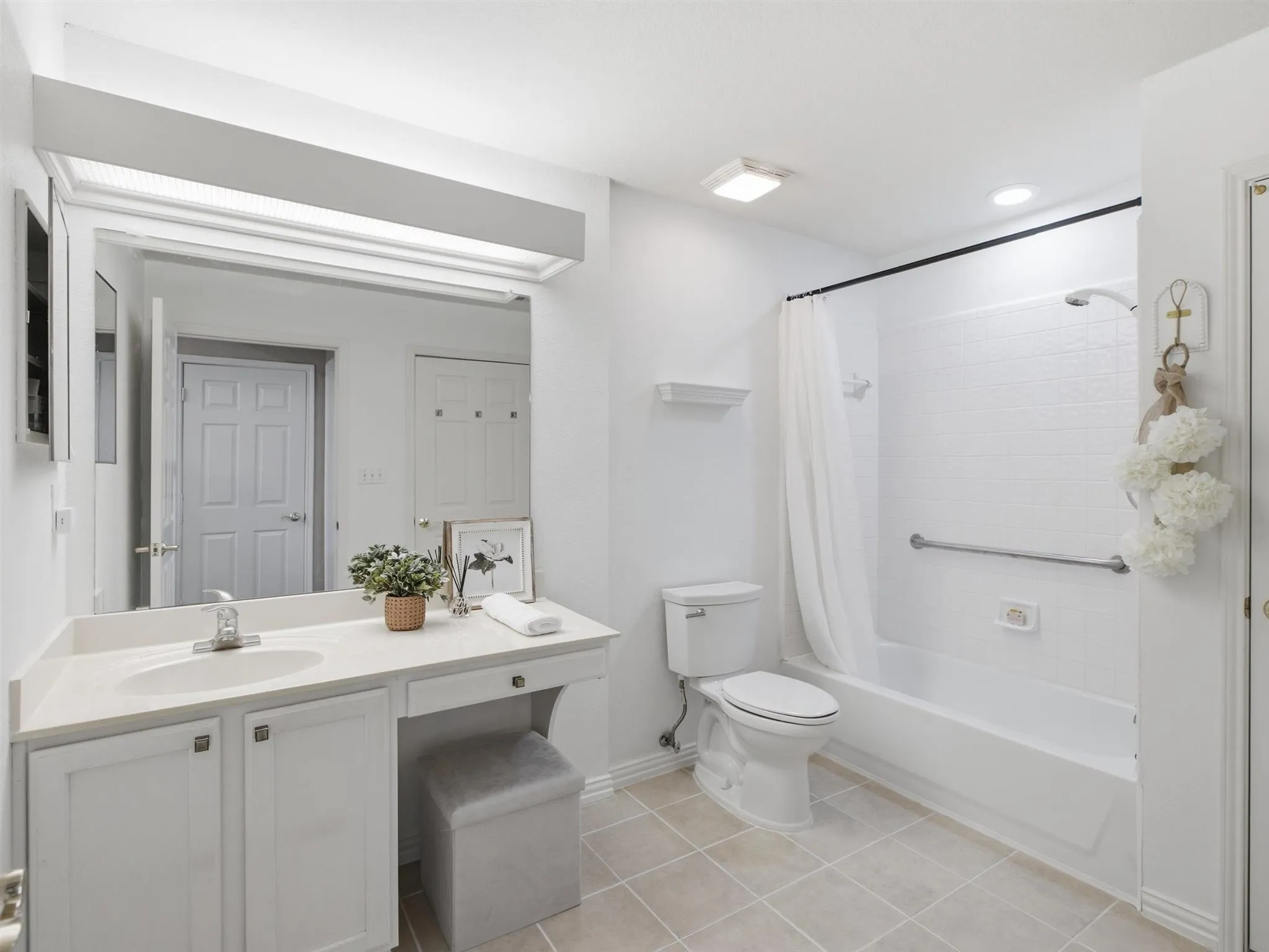 Condominium For Sale in Tarrant County , 2305 Jennifer Lane, Bedford, Texas 76021, 2 Bedroom, 2 Bathroom, 2 Garage spaces, 1,542 Sqft, built in 1999, mls#21350746, Real Estate Agent in Bedford, Homes For Sale in Tarrant county, Homes For Sale in Bedford, Realtor in Bedford Texas, Real Estate Brokerage Independent Realty Texas, Luminita Cordes Realtor