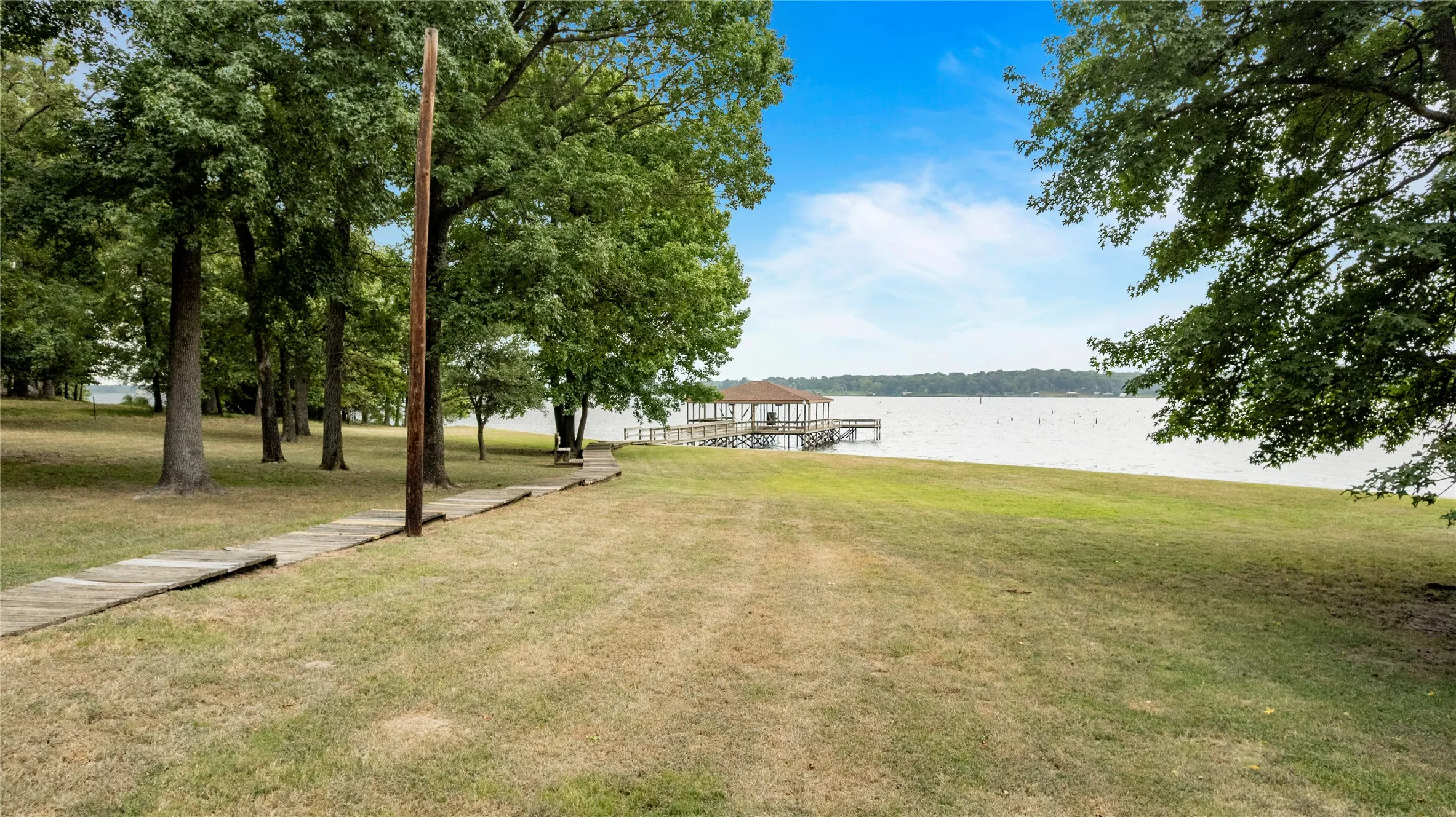 Single Family Residence For Sale in Wood County , 680 Private Rd 5860, Yantis, Texas 75497, 3 Bedroom, 2 Bathroom, 1 Garage spaces, 1,677 Sqft, built in 1990, mls#21350627, Real Estate Agent in Yantis, Homes For Sale in Wood county, Homes For Sale in Yantis, Realtor in Yantis Texas, Real Estate Brokerage Independent Realty Texas, Luminita Cordes Realtor