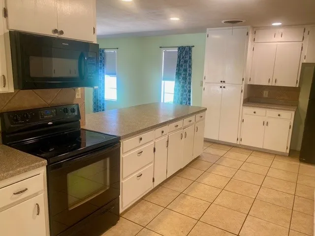 Single Family Residence For Rent in Burnet County , 720 N West Street, Burnet, Texas 78611, 2 Bedroom, 2 Bathroom, 1 Garage spaces, 1,668 Sqft, built in 1969, mls#21350784, Real Estate Agent in Burnet, Homes For Rent in Burnet county, Homes For Rent in Burnet, Realtor in Burnet Texas, Real Estate Brokerage Independent Realty Texas, Luminita Cordes Realtor