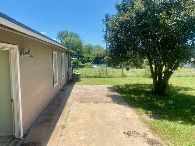 Single Family Residence For Rent in Burnet County , 720 N West Street, Burnet, Texas 78611, 2 Bedroom, 2 Bathroom, 1 Garage spaces, 1,668 Sqft, built in 1969, mls#21350784, Real Estate Agent in Burnet, Homes For Rent in Burnet county, Homes For Rent in Burnet, Realtor in Burnet Texas, Real Estate Brokerage Independent Realty Texas, Luminita Cordes Realtor