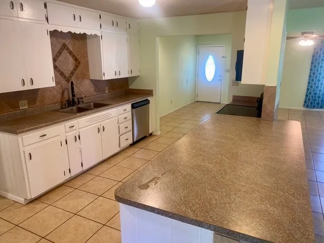 Single Family Residence For Rent in Burnet County , 720 N West Street, Burnet, Texas 78611, 2 Bedroom, 2 Bathroom, 1 Garage spaces, 1,668 Sqft, built in 1969, mls#21350784, Real Estate Agent in Burnet, Homes For Rent in Burnet county, Homes For Rent in Burnet, Realtor in Burnet Texas, Real Estate Brokerage Independent Realty Texas, Luminita Cordes Realtor