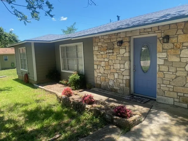 Single Family Residence For Rent in Burnet County , 720 N West Street, Burnet, Texas 78611, 2 Bedroom, 2 Bathroom, 1 Garage spaces, 1,668 Sqft, built in 1969, mls#21350784, Real Estate Agent in Burnet, Homes For Rent in Burnet county, Homes For Rent in Burnet, Realtor in Burnet Texas, Real Estate Brokerage Independent Realty Texas, Luminita Cordes Realtor