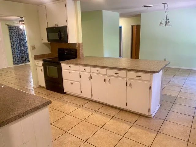 Single Family Residence For Rent in Burnet County , 720 N West Street, Burnet, Texas 78611, 2 Bedroom, 2 Bathroom, 1 Garage spaces, 1,668 Sqft, built in 1969, mls#21350784, Real Estate Agent in Burnet, Homes For Rent in Burnet county, Homes For Rent in Burnet, Realtor in Burnet Texas, Real Estate Brokerage Independent Realty Texas, Luminita Cordes Realtor