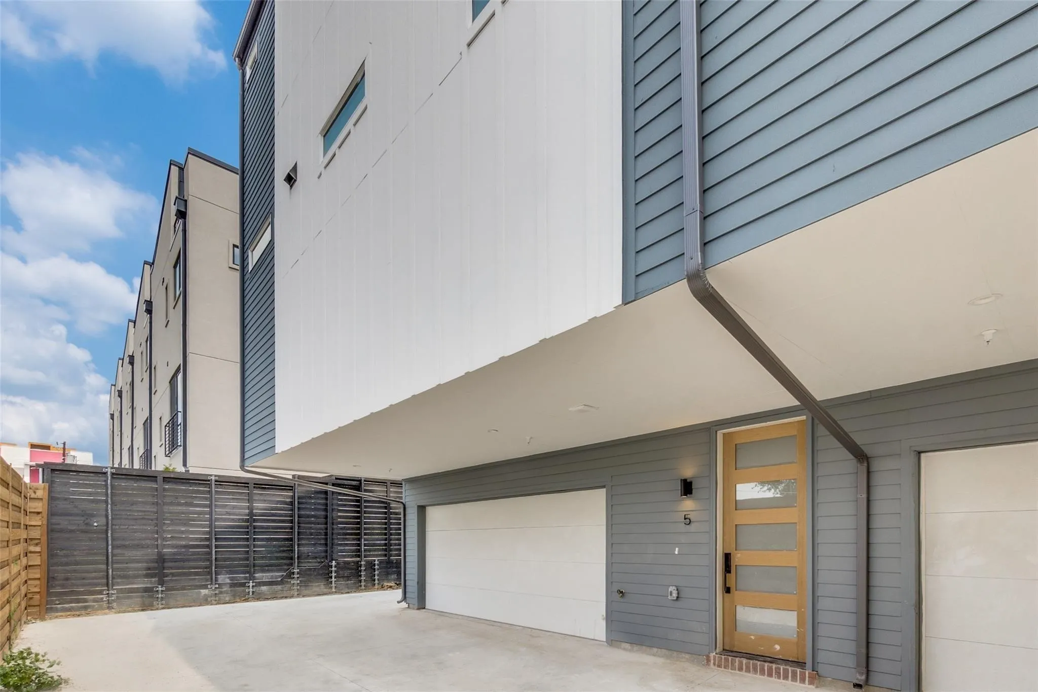 Townhouse For Rent in Dallas County , 2915 Lucas 105, Dallas, Texas 75219, 2 Bedroom, 3 Bathroom, 2 Garage spaces, 1,766 Sqft, built in 2023, mls#21349067, Real Estate Agent in Dallas, Homes For Rent in Dallas county, Homes For Rent in Dallas, Realtor in Dallas Texas, Real Estate Brokerage Independent Realty Texas, Luminita Cordes Realtor