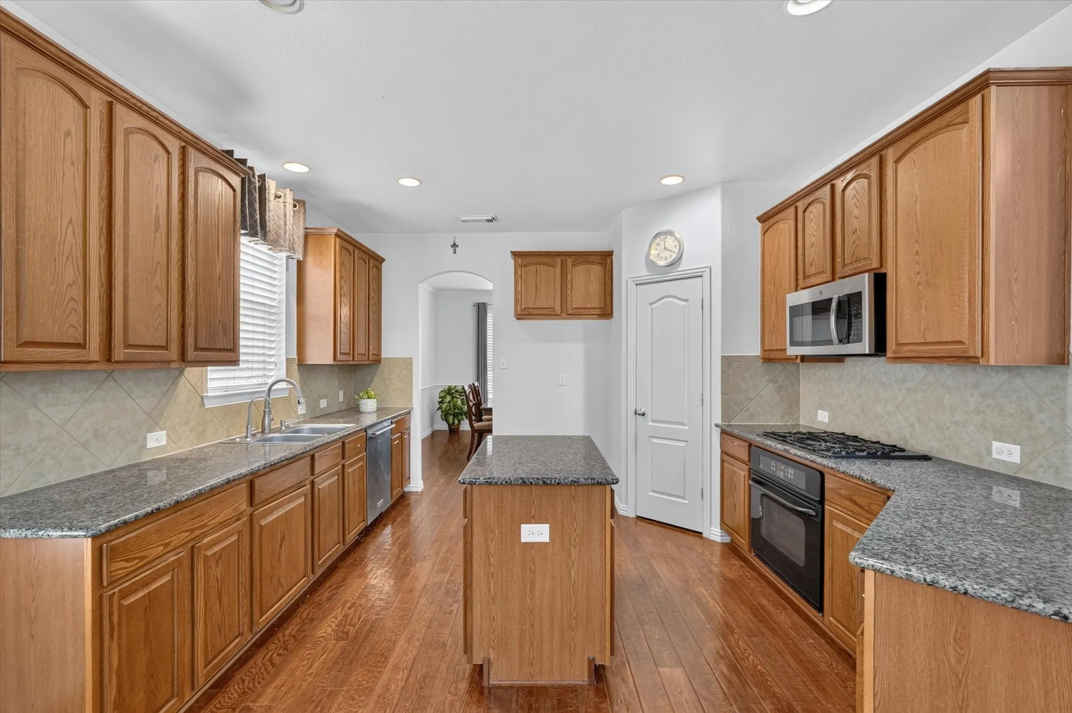 Single Family Residence For Rent in Collin County , 822 Shadybrook Drive, Murphy, Texas 75094, 5 Bedroom, 5 Bathroom, 2 Garage spaces, 3,738 Sqft, built in 2003, mls#21347423, Real Estate Agent in Murphy, Homes For Rent in Collin county, Homes For Rent in Murphy, Realtor in Murphy Texas, Real Estate Brokerage Independent Realty Texas, Luminita Cordes Realtor