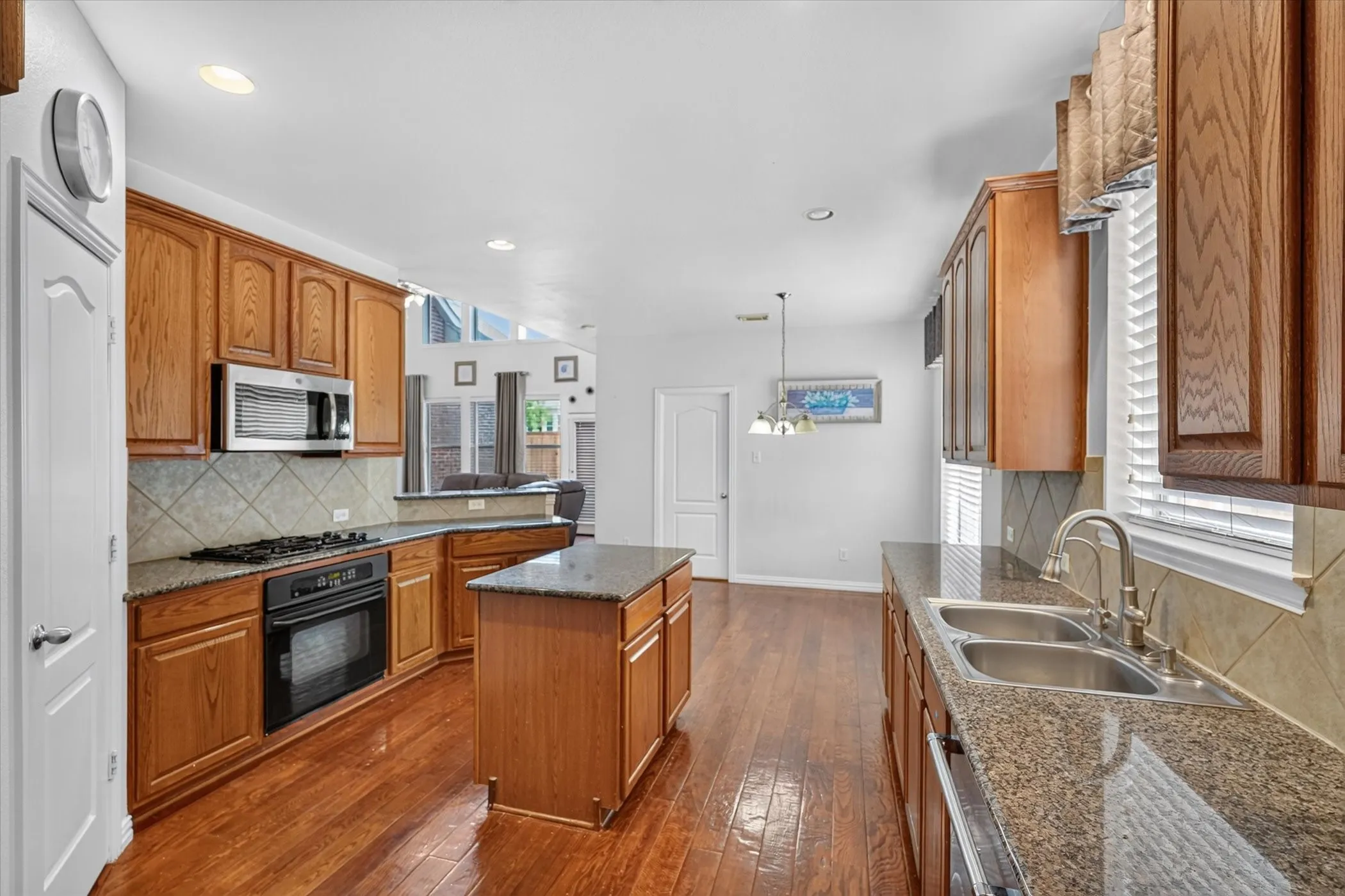 Single Family Residence For Rent in Collin County , 822 Shadybrook Drive, Murphy, Texas 75094, 5 Bedroom, 5 Bathroom, 2 Garage spaces, 3,738 Sqft, built in 2003, mls#21347423, Real Estate Agent in Murphy, Homes For Rent in Collin county, Homes For Rent in Murphy, Realtor in Murphy Texas, Real Estate Brokerage Independent Realty Texas, Luminita Cordes Realtor