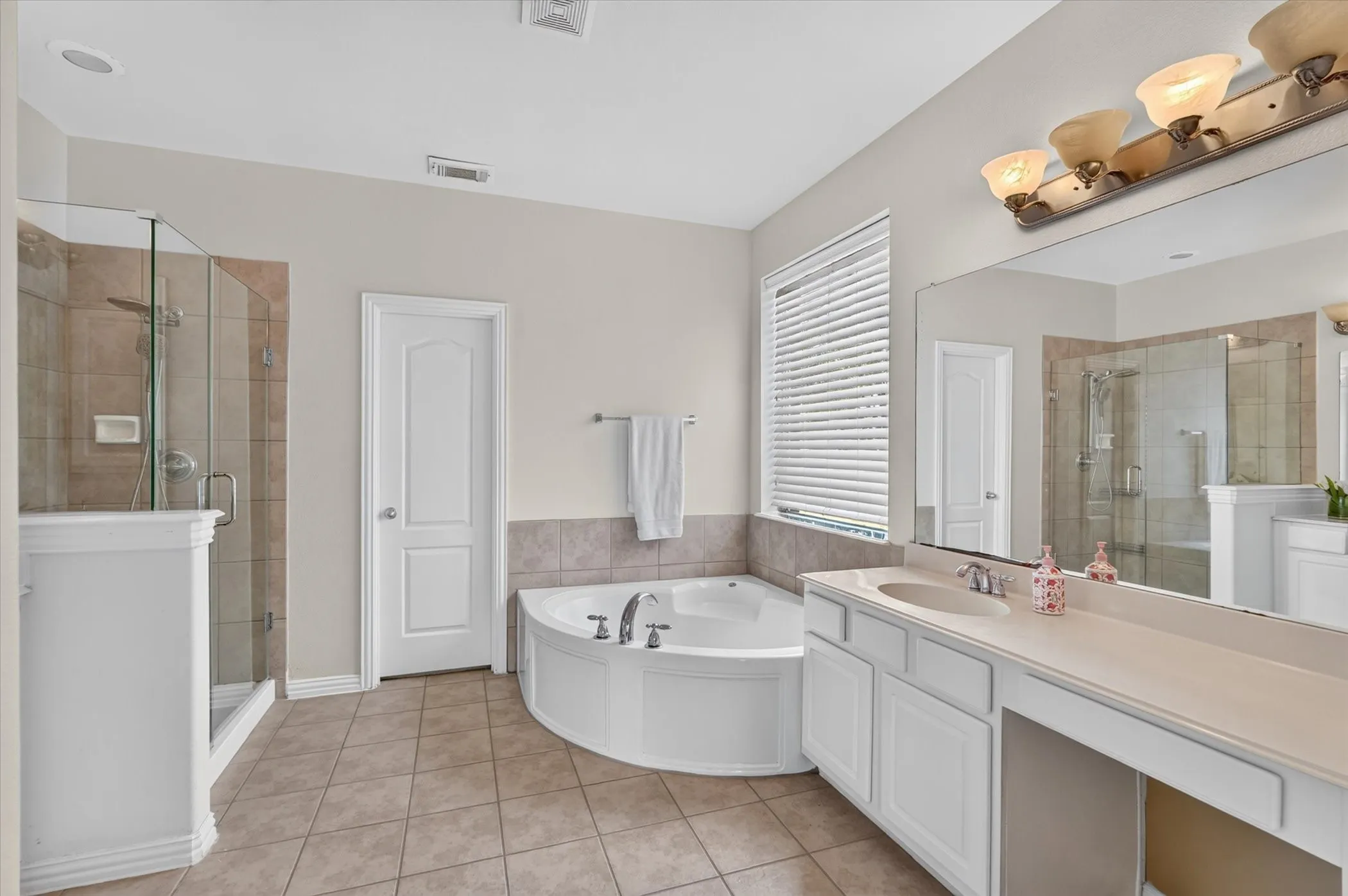 Single Family Residence For Rent in Collin County , 822 Shadybrook Drive, Murphy, Texas 75094, 5 Bedroom, 5 Bathroom, 2 Garage spaces, 3,738 Sqft, built in 2003, mls#21347423, Real Estate Agent in Murphy, Homes For Rent in Collin county, Homes For Rent in Murphy, Realtor in Murphy Texas, Real Estate Brokerage Independent Realty Texas, Luminita Cordes Realtor