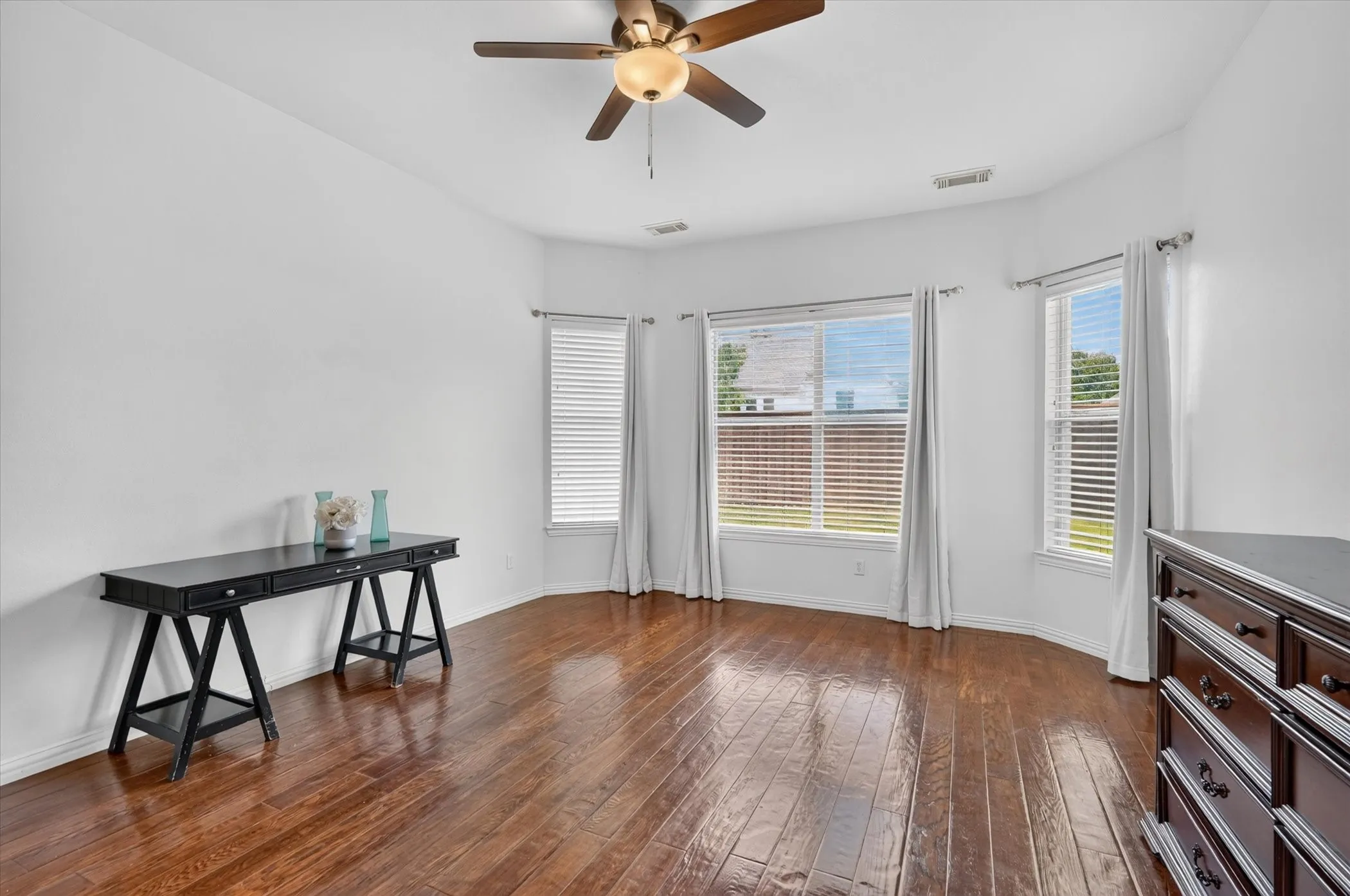 Single Family Residence For Rent in Collin County , 822 Shadybrook Drive, Murphy, Texas 75094, 5 Bedroom, 5 Bathroom, 2 Garage spaces, 3,738 Sqft, built in 2003, mls#21347423, Real Estate Agent in Murphy, Homes For Rent in Collin county, Homes For Rent in Murphy, Realtor in Murphy Texas, Real Estate Brokerage Independent Realty Texas, Luminita Cordes Realtor