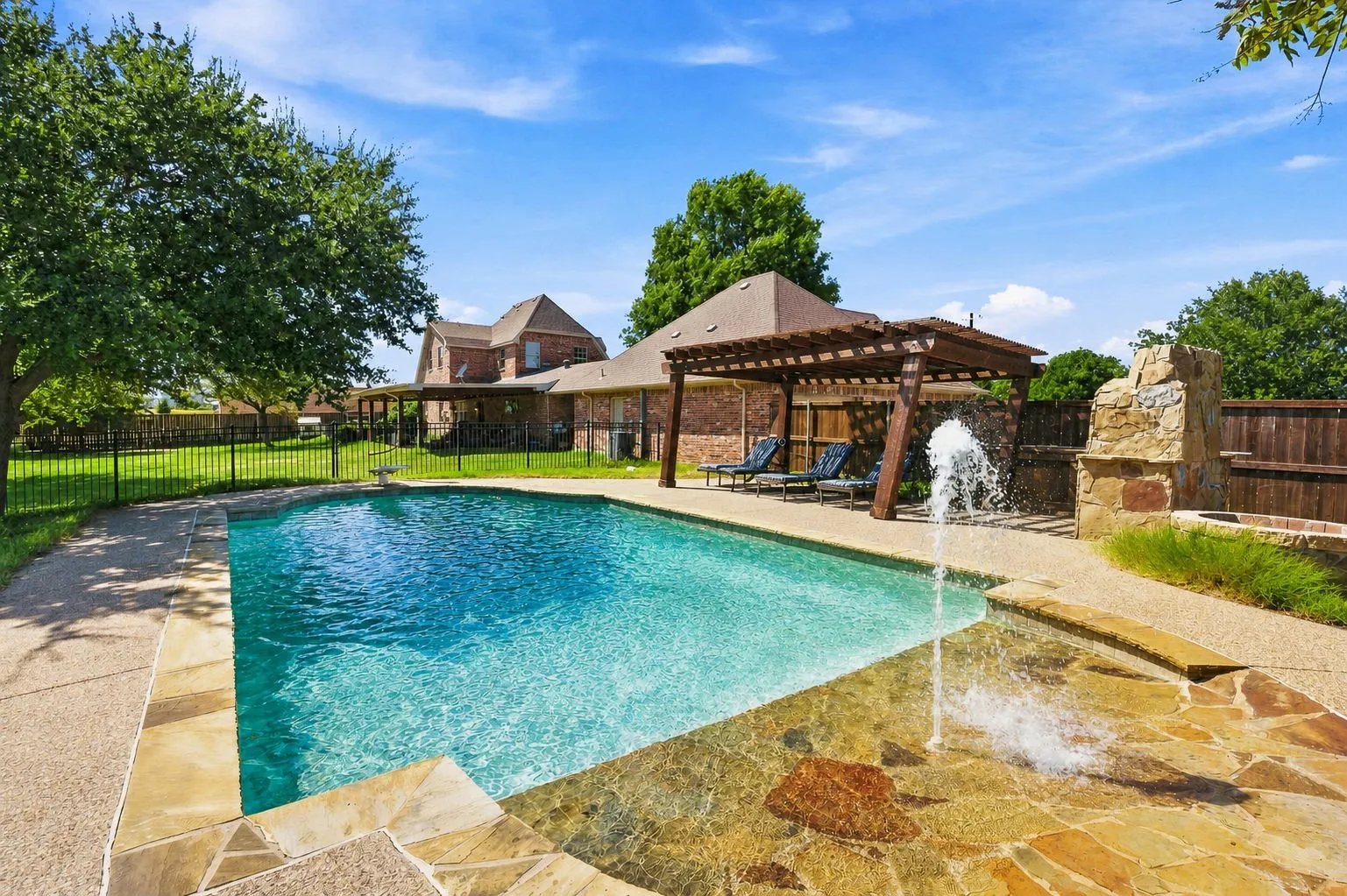 Single Family Residence For Sale in Grayson County , 2474 Mc Connell Road, Gunter, Texas 75058, 3 Bedroom, 3 Bathroom, 3 Garage spaces, 3,191 Sqft, built in 2003, mls#21350763, Real Estate Agent in Gunter, Homes For Sale in Grayson county, Homes For Sale in Gunter, Realtor in Gunter Texas, Real Estate Brokerage Independent Realty Texas, Luminita Cordes Realtor