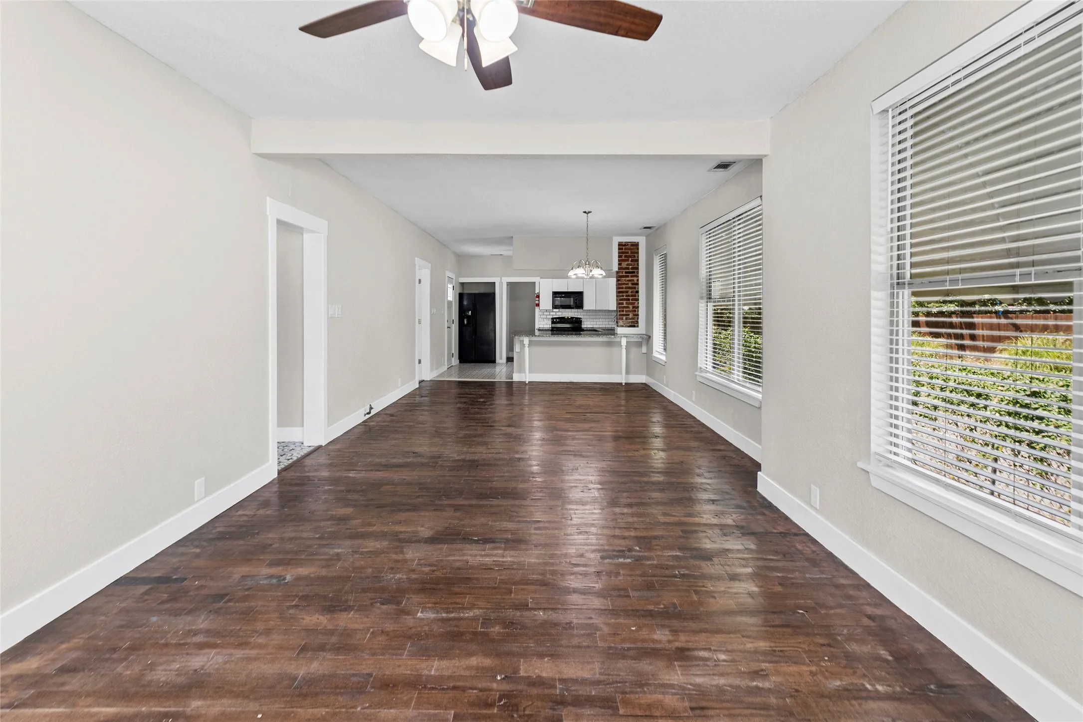 Single Family Residence For Sale in Fannin County , 419 W 5th Street, Bonham, Texas 75418, 3 Bedroom, 2 Bathroom, Garage spaces, 1,444 Sqft, built in 1920, mls#21349602, Real Estate Agent in Bonham, Homes For Sale in Fannin county, Homes For Sale in Bonham, Realtor in Bonham Texas, Real Estate Brokerage Independent Realty Texas, Luminita Cordes Realtor