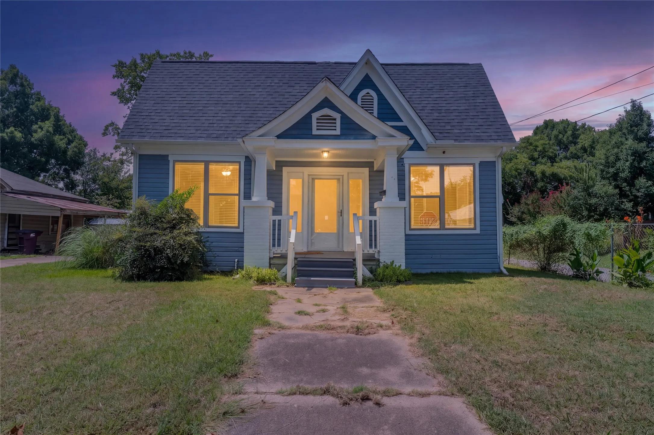 Single Family Residence For Sale in Fannin County , 419 W 5th Street, Bonham, Texas 75418, 3 Bedroom, 2 Bathroom, Garage spaces, 1,444 Sqft, built in 1920, mls#21349602, Real Estate Agent in Bonham, Homes For Sale in Fannin county, Homes For Sale in Bonham, Realtor in Bonham Texas, Real Estate Brokerage Independent Realty Texas, Luminita Cordes Realtor