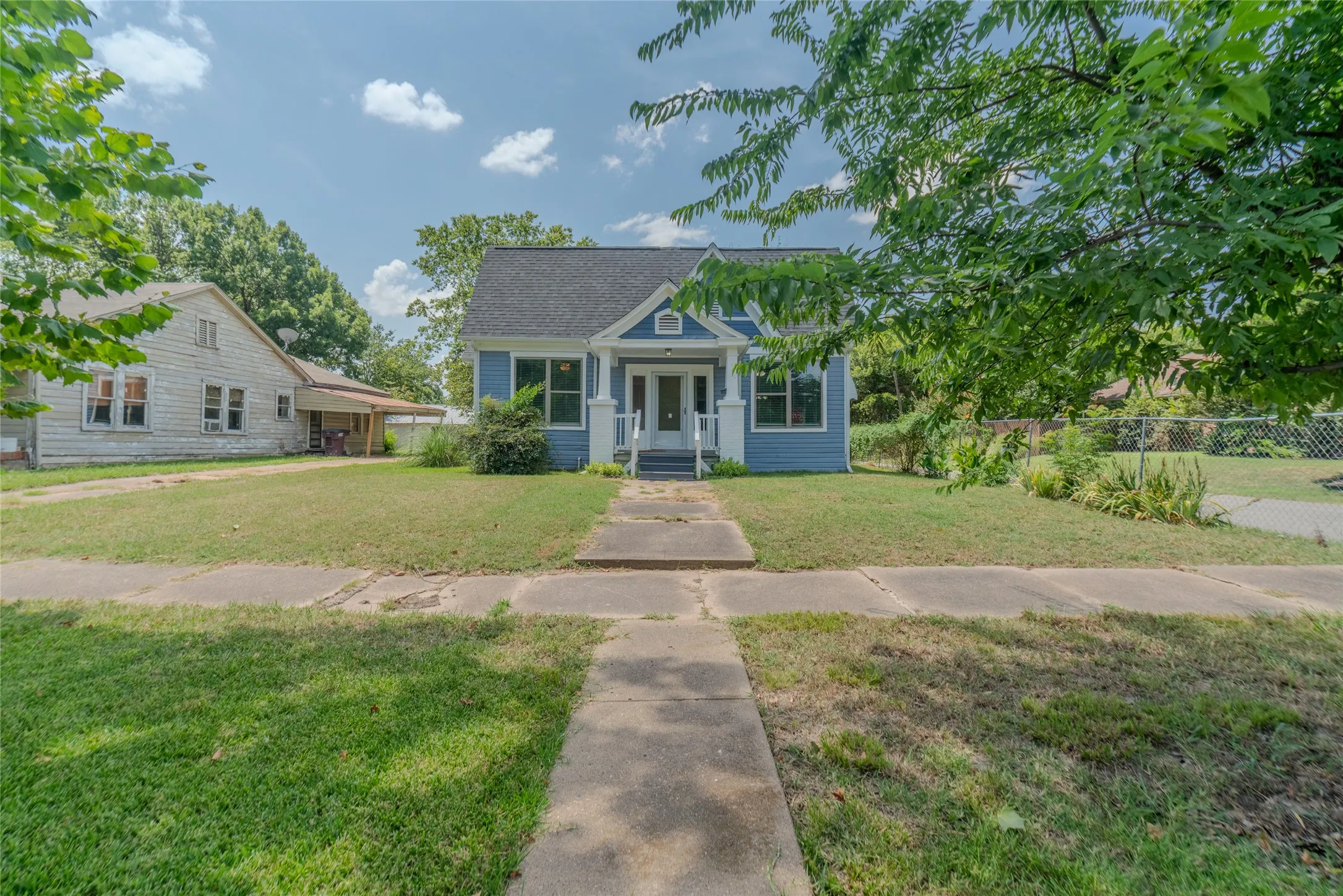 Single Family Residence For Sale in Fannin County , 419 W 5th Street, Bonham, Texas 75418, 3 Bedroom, 2 Bathroom, Garage spaces, 1,444 Sqft, built in 1920, mls#21349602, Real Estate Agent in Bonham, Homes For Sale in Fannin county, Homes For Sale in Bonham, Realtor in Bonham Texas, Real Estate Brokerage Independent Realty Texas, Luminita Cordes Realtor