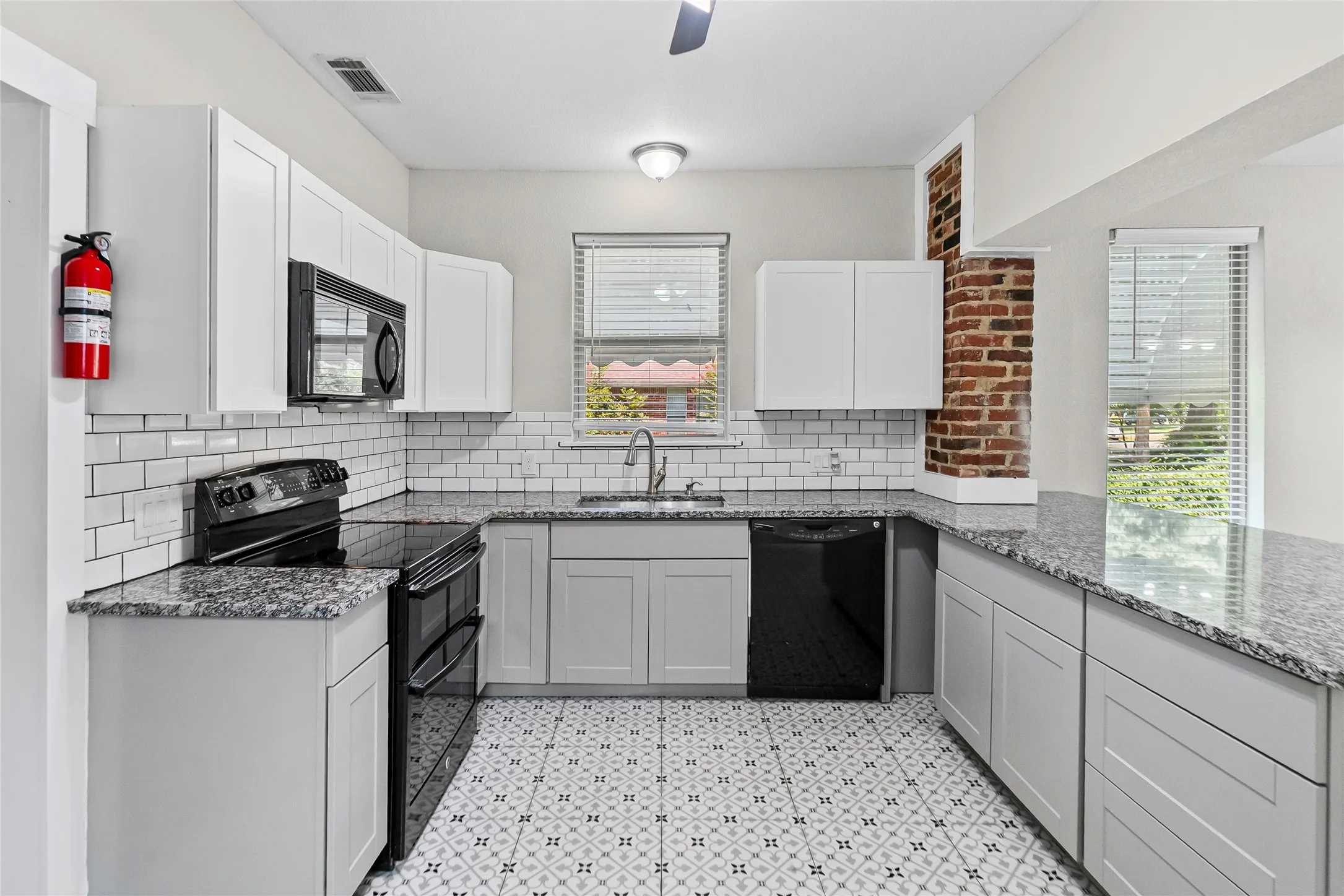 Single Family Residence For Sale in Fannin County , 419 W 5th Street, Bonham, Texas 75418, 3 Bedroom, 2 Bathroom, Garage spaces, 1,444 Sqft, built in 1920, mls#21349602, Real Estate Agent in Bonham, Homes For Sale in Fannin county, Homes For Sale in Bonham, Realtor in Bonham Texas, Real Estate Brokerage Independent Realty Texas, Luminita Cordes Realtor