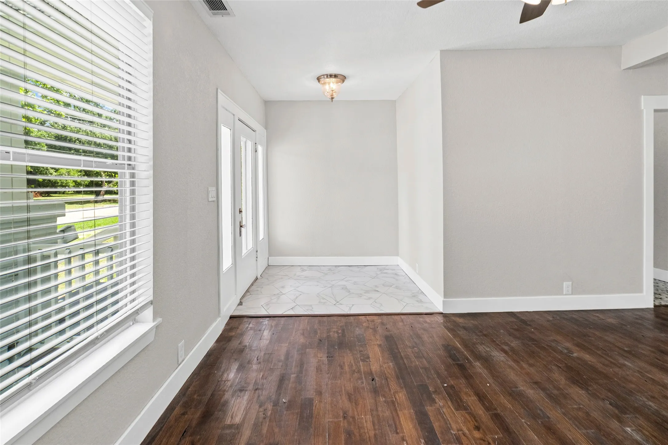 Single Family Residence For Sale in Fannin County , 419 W 5th Street, Bonham, Texas 75418, 3 Bedroom, 2 Bathroom, Garage spaces, 1,444 Sqft, built in 1920, mls#21349602, Real Estate Agent in Bonham, Homes For Sale in Fannin county, Homes For Sale in Bonham, Realtor in Bonham Texas, Real Estate Brokerage Independent Realty Texas, Luminita Cordes Realtor