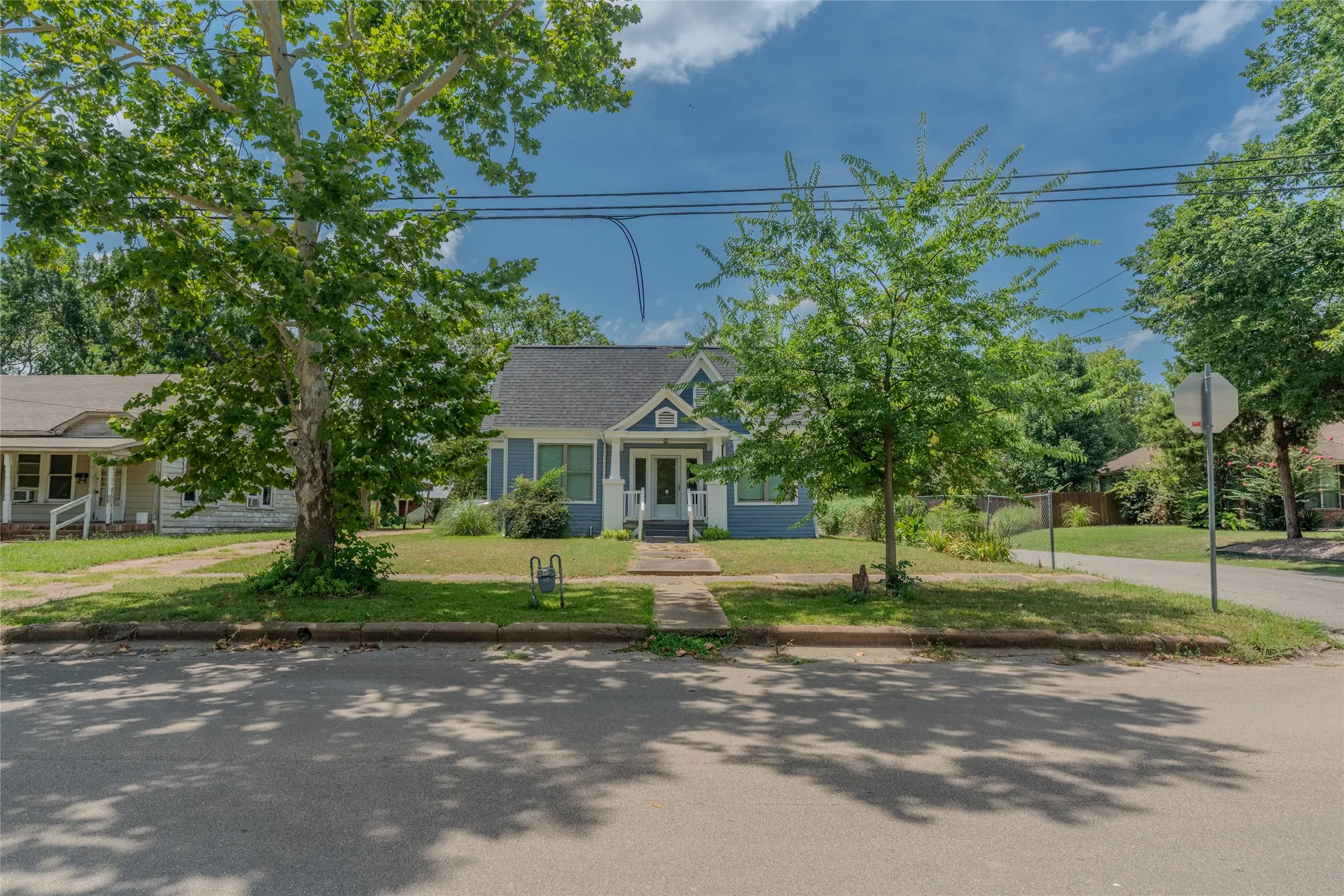 Single Family Residence For Sale in Fannin County , 419 W 5th Street, Bonham, Texas 75418, 3 Bedroom, 2 Bathroom, Garage spaces, 1,444 Sqft, built in 1920, mls#21349602, Real Estate Agent in Bonham, Homes For Sale in Fannin county, Homes For Sale in Bonham, Realtor in Bonham Texas, Real Estate Brokerage Independent Realty Texas, Luminita Cordes Realtor