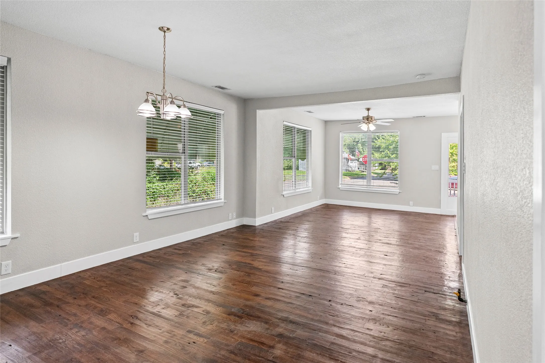 Single Family Residence For Sale in Fannin County , 419 W 5th Street, Bonham, Texas 75418, 3 Bedroom, 2 Bathroom, Garage spaces, 1,444 Sqft, built in 1920, mls#21349602, Real Estate Agent in Bonham, Homes For Sale in Fannin county, Homes For Sale in Bonham, Realtor in Bonham Texas, Real Estate Brokerage Independent Realty Texas, Luminita Cordes Realtor