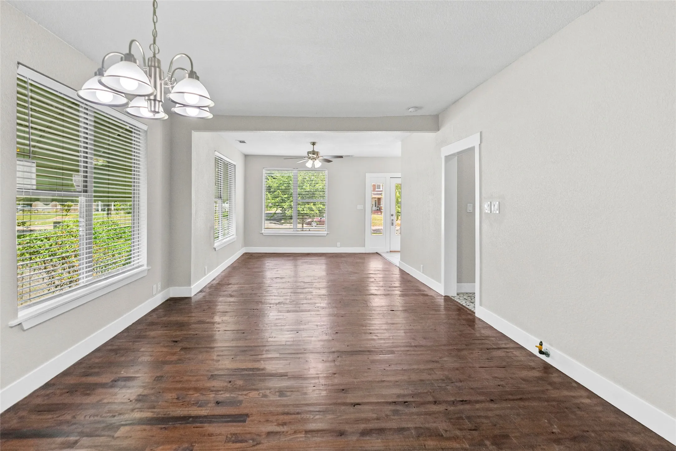 Single Family Residence For Sale in Fannin County , 419 W 5th Street, Bonham, Texas 75418, 3 Bedroom, 2 Bathroom, Garage spaces, 1,444 Sqft, built in 1920, mls#21349602, Real Estate Agent in Bonham, Homes For Sale in Fannin county, Homes For Sale in Bonham, Realtor in Bonham Texas, Real Estate Brokerage Independent Realty Texas, Luminita Cordes Realtor