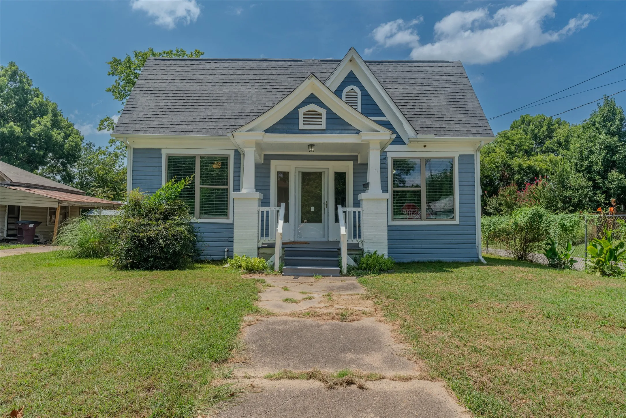 Single Family Residence For Sale in Fannin County , 419 W 5th Street, Bonham, Texas 75418, 3 Bedroom, 2 Bathroom, Garage spaces, 1,444 Sqft, built in 1920, mls#21349602, Real Estate Agent in Bonham, Homes For Sale in Fannin county, Homes For Sale in Bonham, Realtor in Bonham Texas, Real Estate Brokerage Independent Realty Texas, Luminita Cordes Realtor