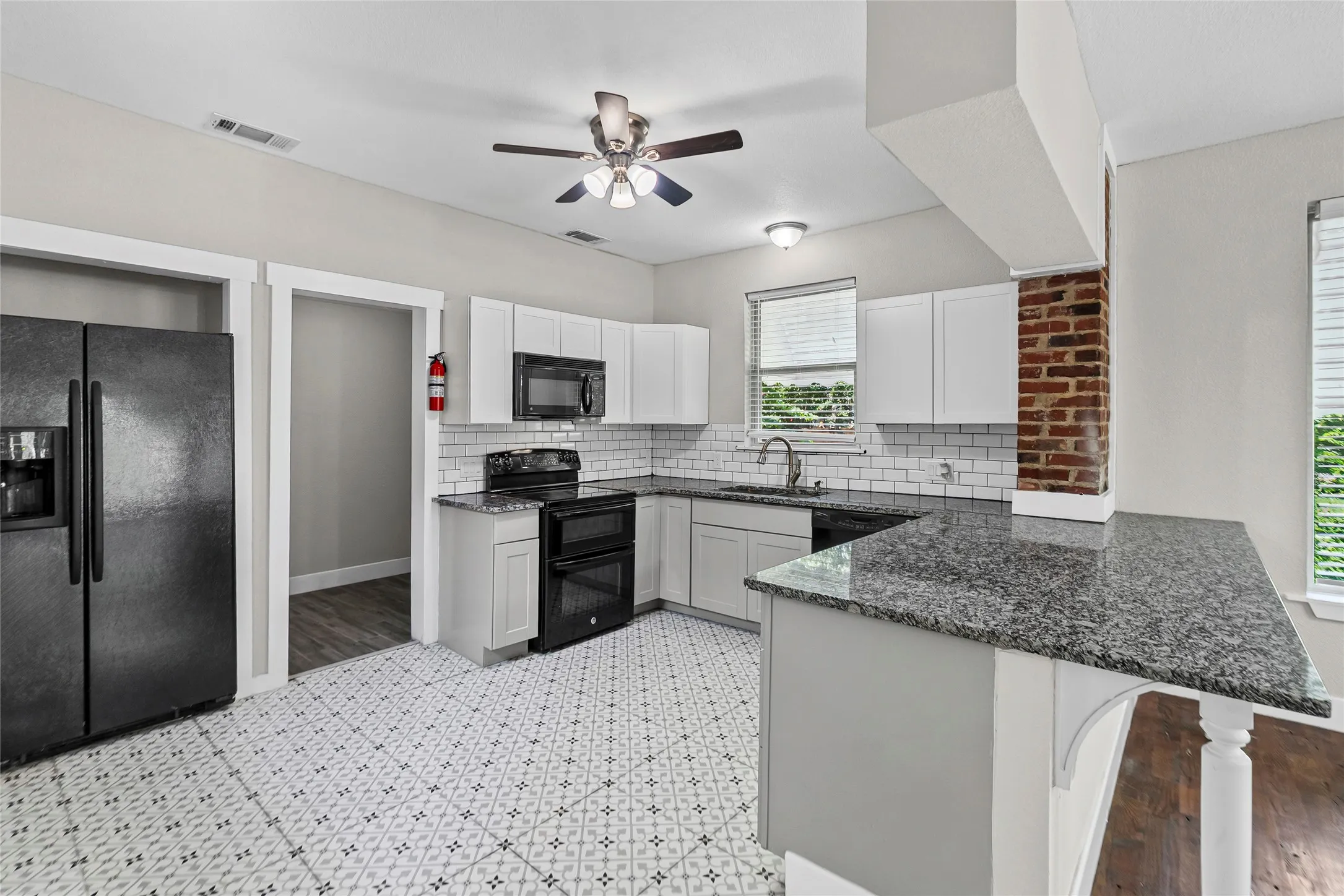Single Family Residence For Sale in Fannin County , 419 W 5th Street, Bonham, Texas 75418, 3 Bedroom, 2 Bathroom, Garage spaces, 1,444 Sqft, built in 1920, mls#21349602, Real Estate Agent in Bonham, Homes For Sale in Fannin county, Homes For Sale in Bonham, Realtor in Bonham Texas, Real Estate Brokerage Independent Realty Texas, Luminita Cordes Realtor