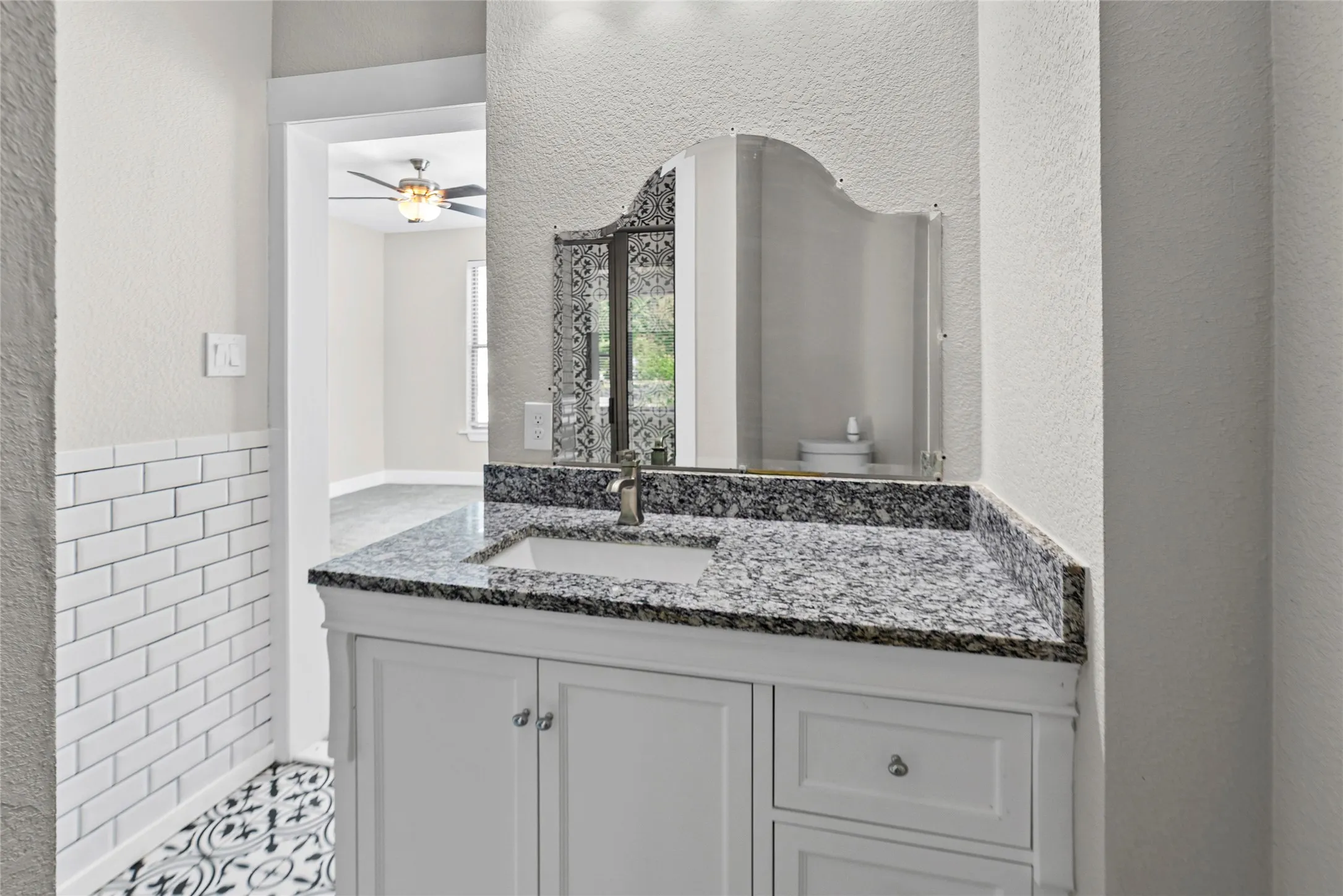 Single Family Residence For Sale in Fannin County , 419 W 5th Street, Bonham, Texas 75418, 3 Bedroom, 2 Bathroom, Garage spaces, 1,444 Sqft, built in 1920, mls#21349602, Real Estate Agent in Bonham, Homes For Sale in Fannin county, Homes For Sale in Bonham, Realtor in Bonham Texas, Real Estate Brokerage Independent Realty Texas, Luminita Cordes Realtor