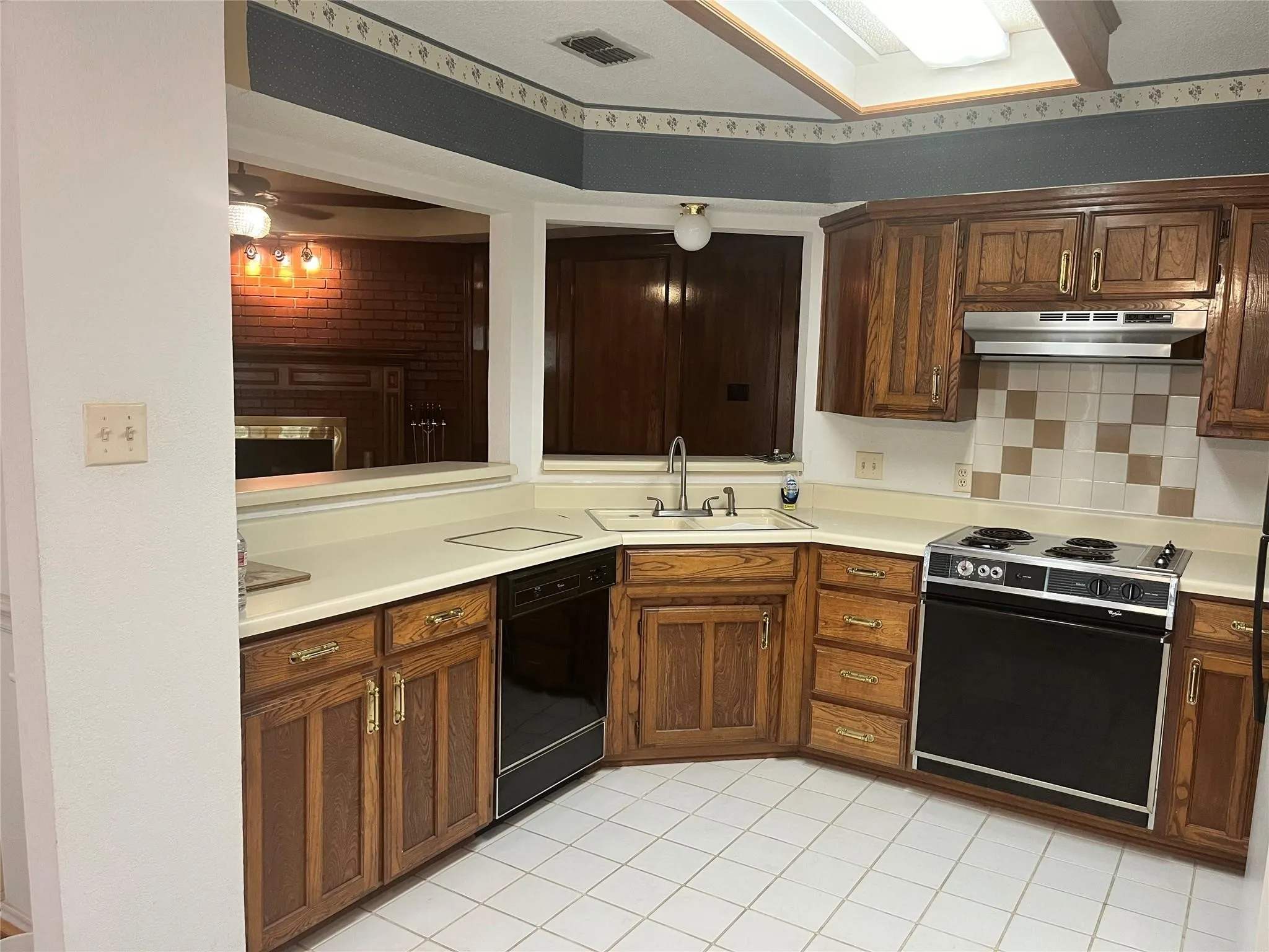 Single Family Residence For Rent in Tarrant County , 7640 Grassland Drive, Fort Worth, Texas 76133, 3 Bedroom, 2 Bathroom, 2 Garage spaces, 1,435 Sqft, built in 1986, mls#21350800, Real Estate Agent in Fort Worth, Homes For Rent in Tarrant county, Homes For Rent in Fort Worth, Realtor in Fort Worth Texas, Real Estate Brokerage Independent Realty Texas, Luminita Cordes Realtor
