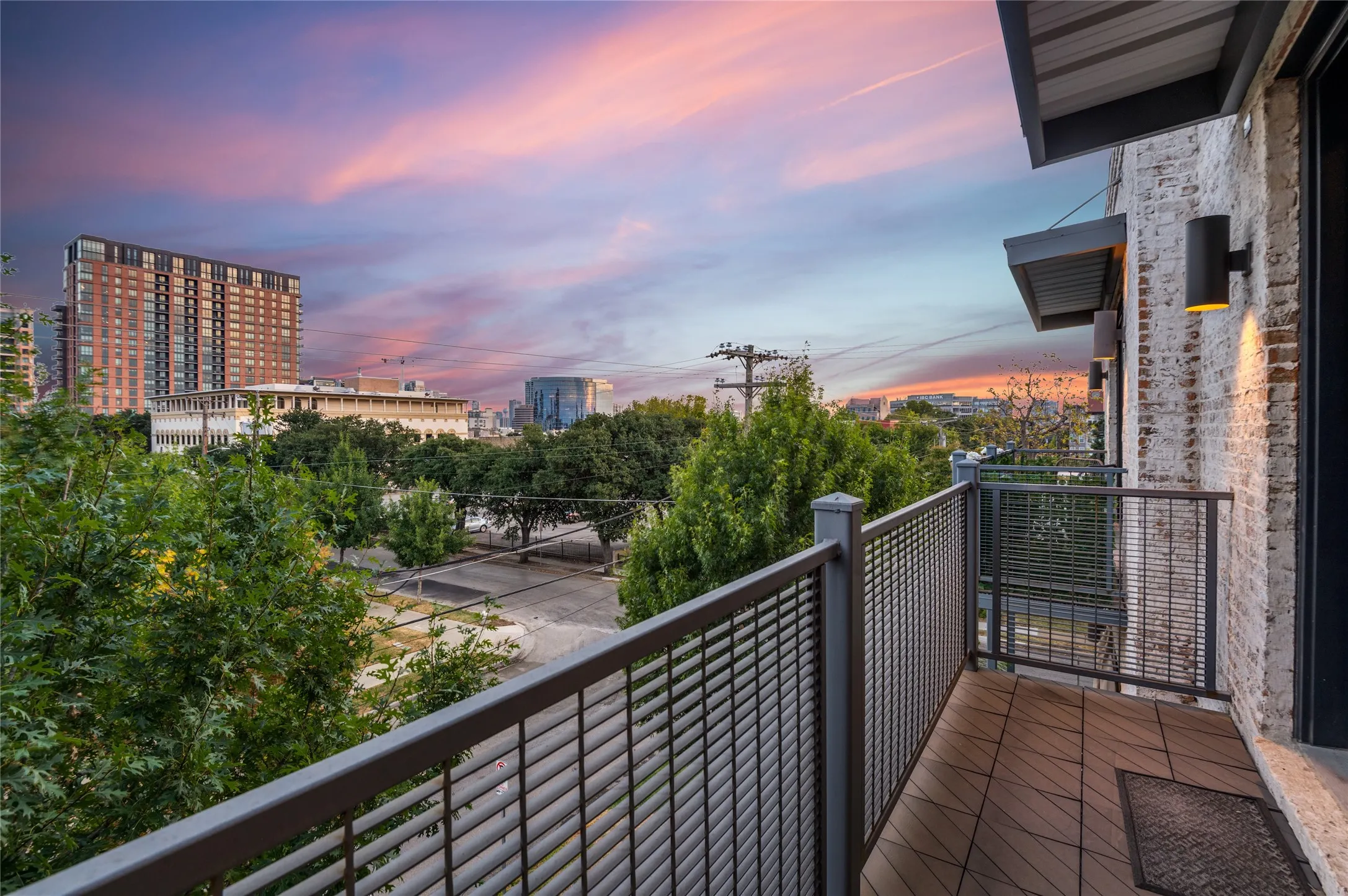 Townhouse For Rent in Dallas County , 2817 Shelby Avenue, Dallas, Texas 75219, 3 Bedroom, 4 Bathroom, 2 Garage spaces, 2,442 Sqft, built in 2017, mls#21348652, Real Estate Agent in Dallas, Homes For Rent in Dallas county, Homes For Rent in Dallas, Realtor in Dallas Texas, Real Estate Brokerage Independent Realty Texas, Luminita Cordes Realtor